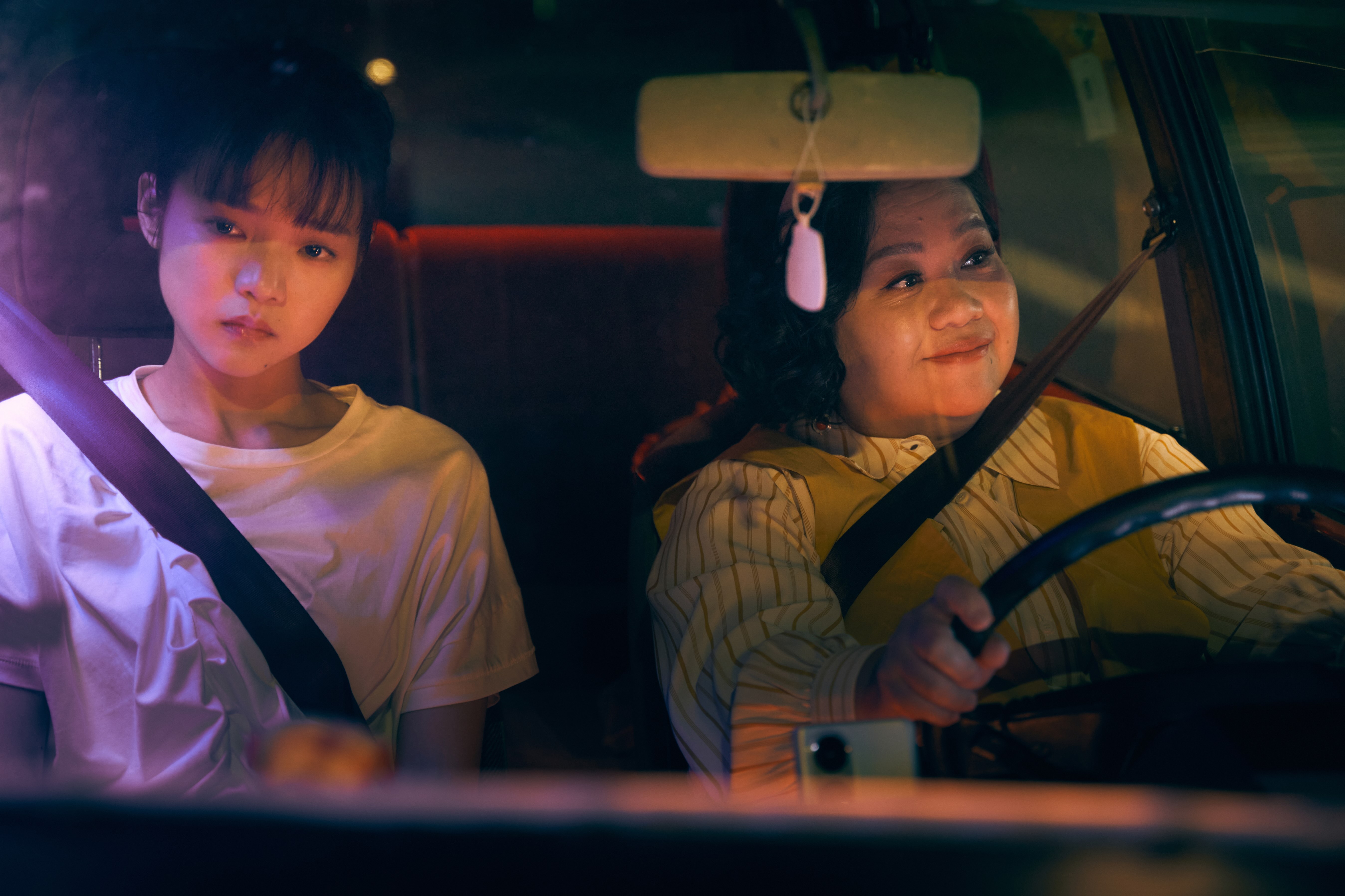 鍾欣凌（右）、林廷憶演活《影后》胖姐與史艾瑪 獲2025全球OTT大獎入圍肯定。（Netflix提供）