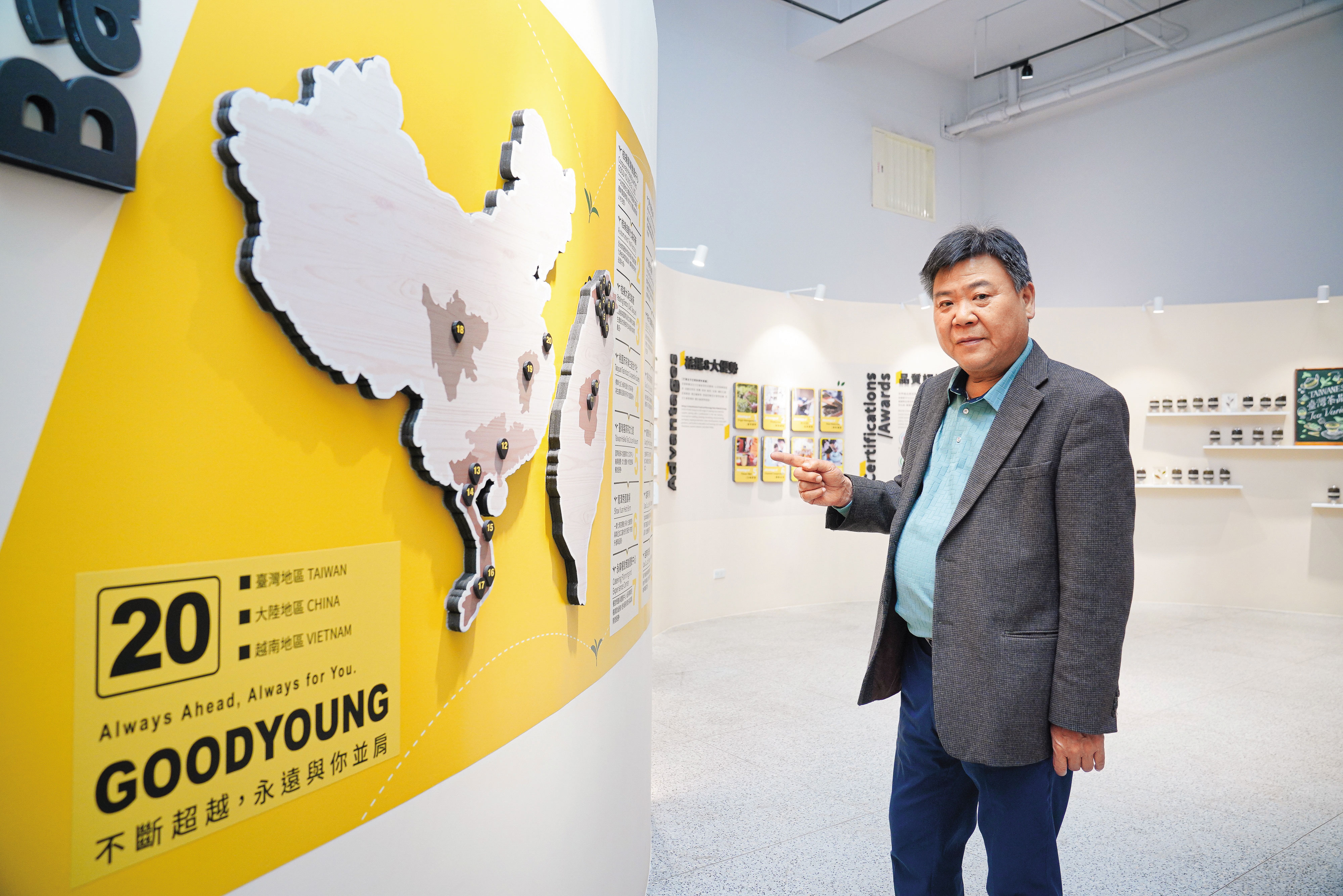 眼前這位茶王首創全台AI製茶廠，先於同業海外取經與外銷，還會玩出甚麼新把戲，令人好奇。