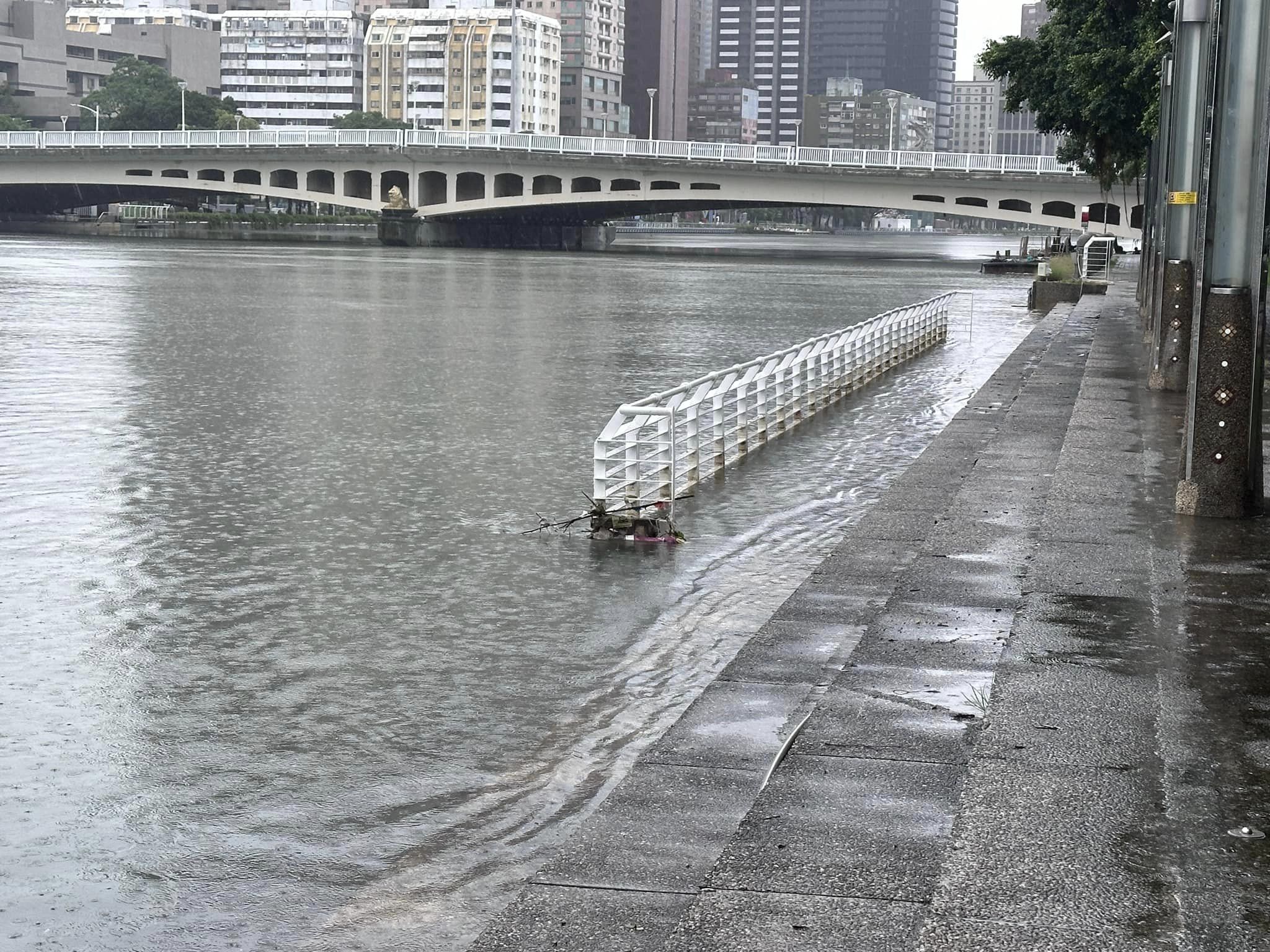 民眾2日目擊愛河水位高漲。（翻攝臉書粉專「高雄透可」）