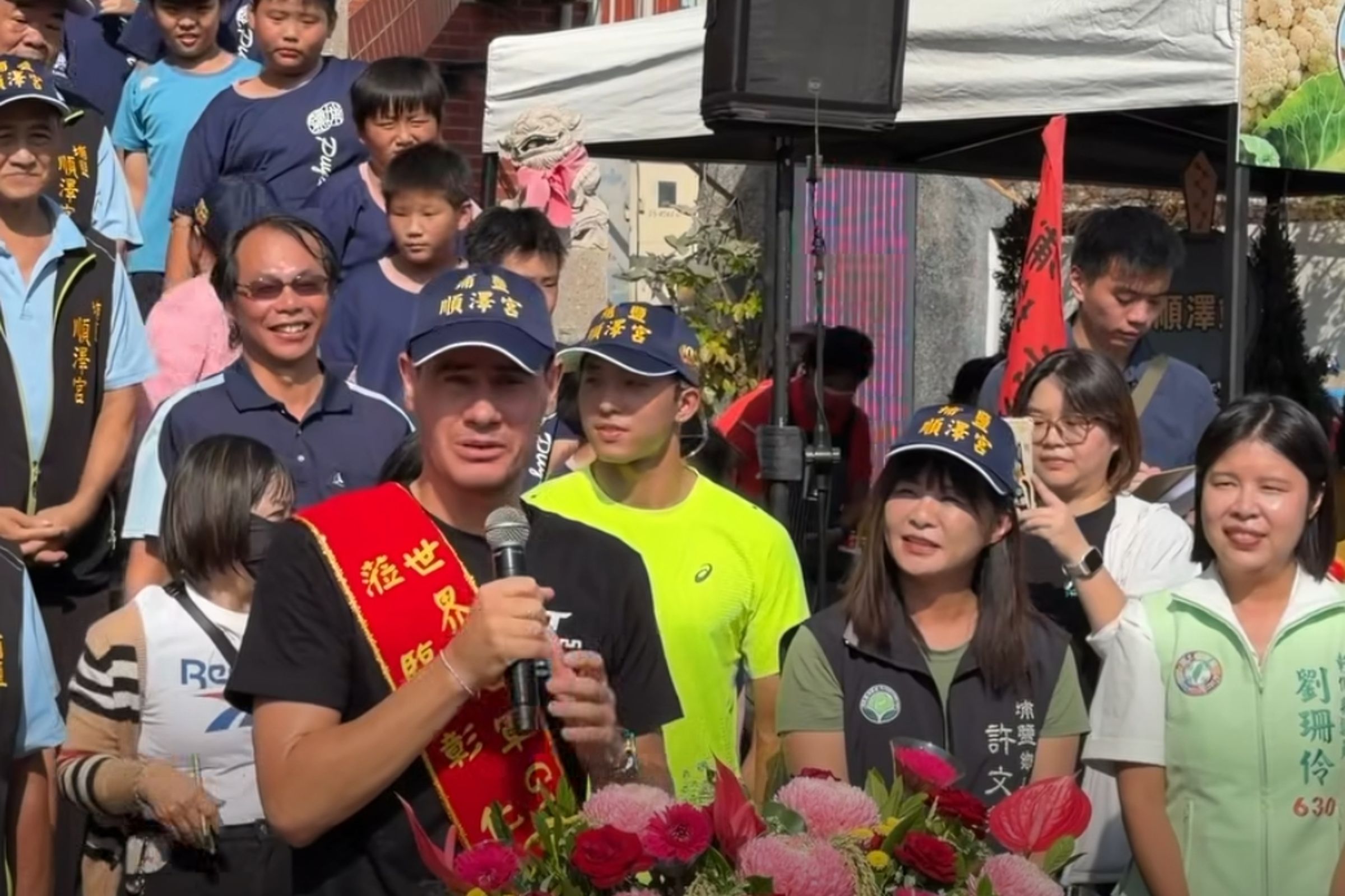 面對熱情的台灣粉絲，伊登直呼「很開心、很不可思議！」。（翻攝自彰化縣媒體記者協會臉書）