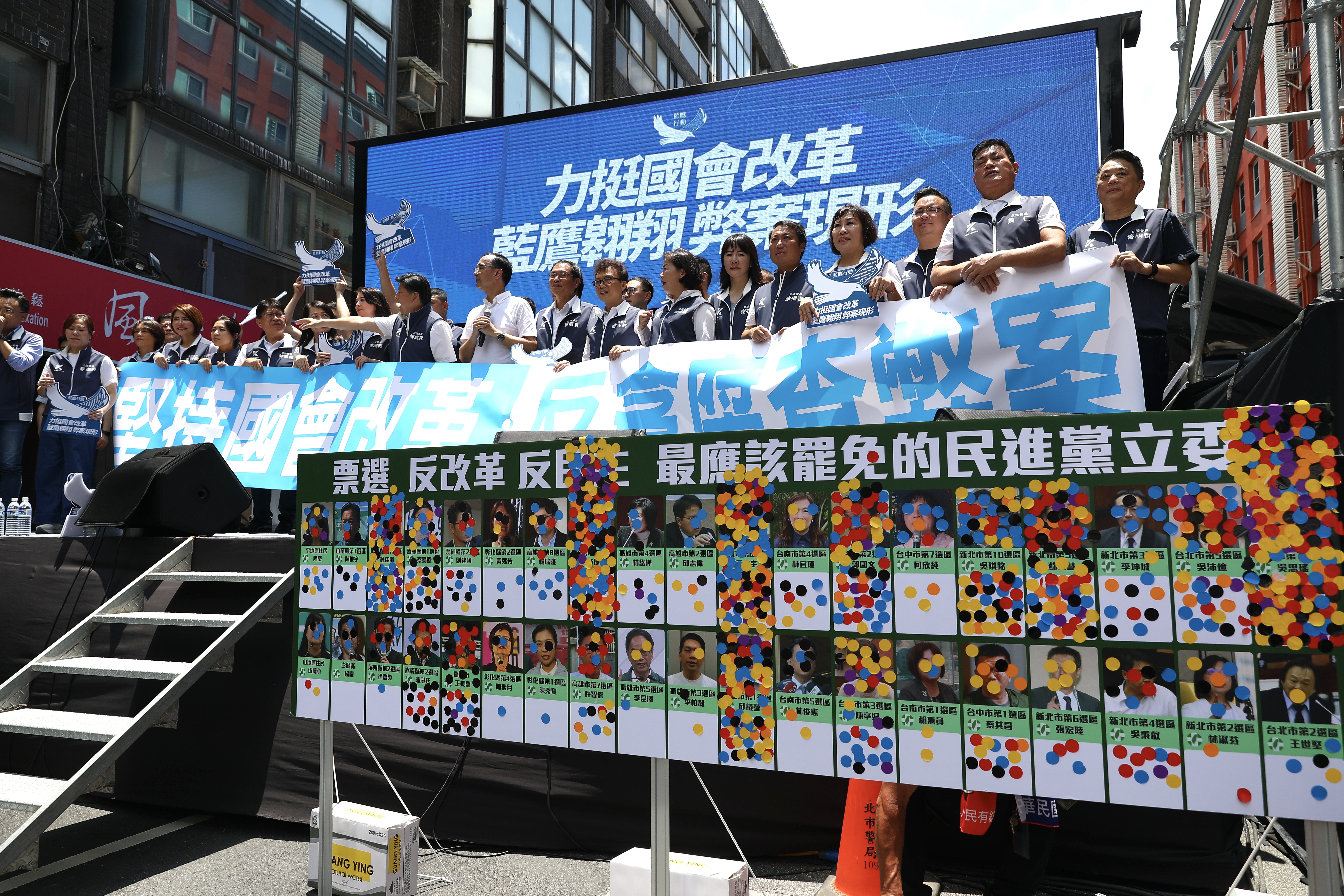 黃捷、吳思瑤、蘇巧慧、王定宇等人被藍營支持者點名「最該罷綠委」,票數多到滿出來。