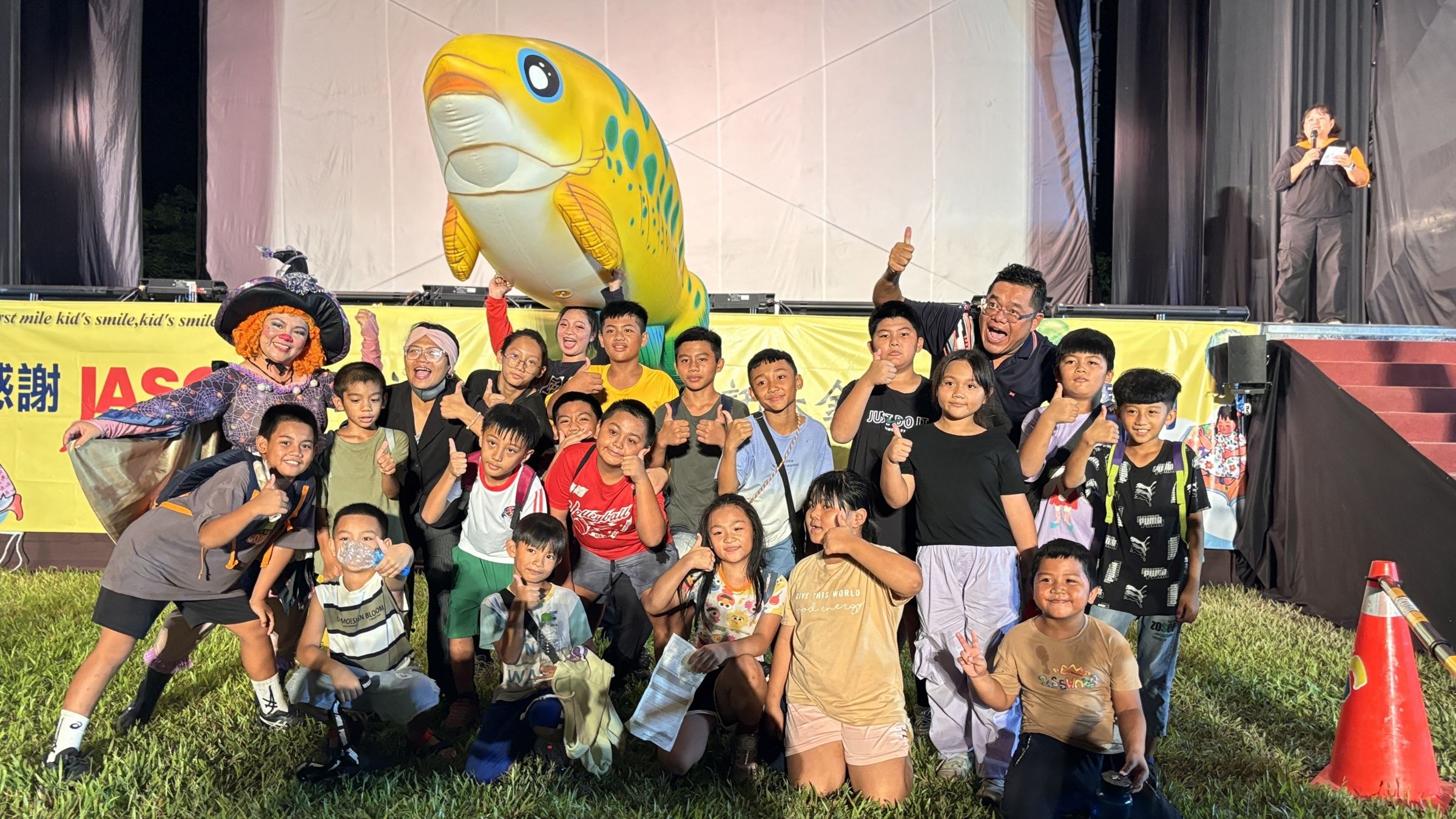 三地門鄉賽嘉國小學生欣賞紙風車劇團《雞城故事》後留下紀念照。(紙風車文教基金會提供)