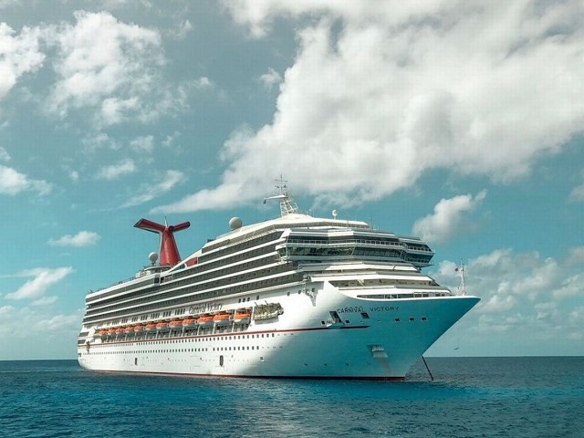 2000男女裸體登郵輪，都在「多人運動」？參加者解釋「勃起政策」。（翻自《每日星報》）