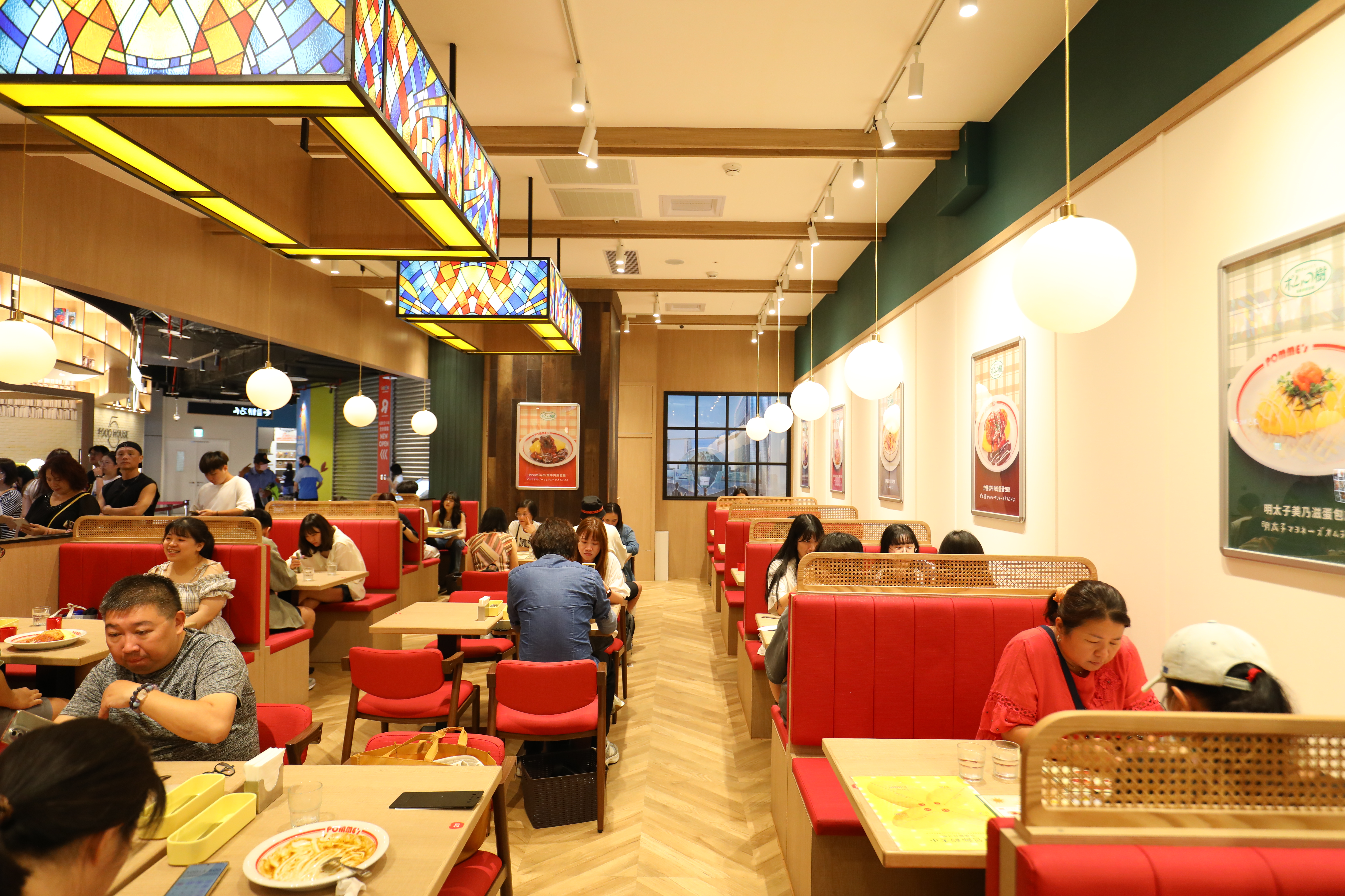 延續日本店鋪的裝潢風格,用餐空間打造溫馨舒適的家庭餐廳氛圍,就像在家享用料理一樣輕鬆自在。