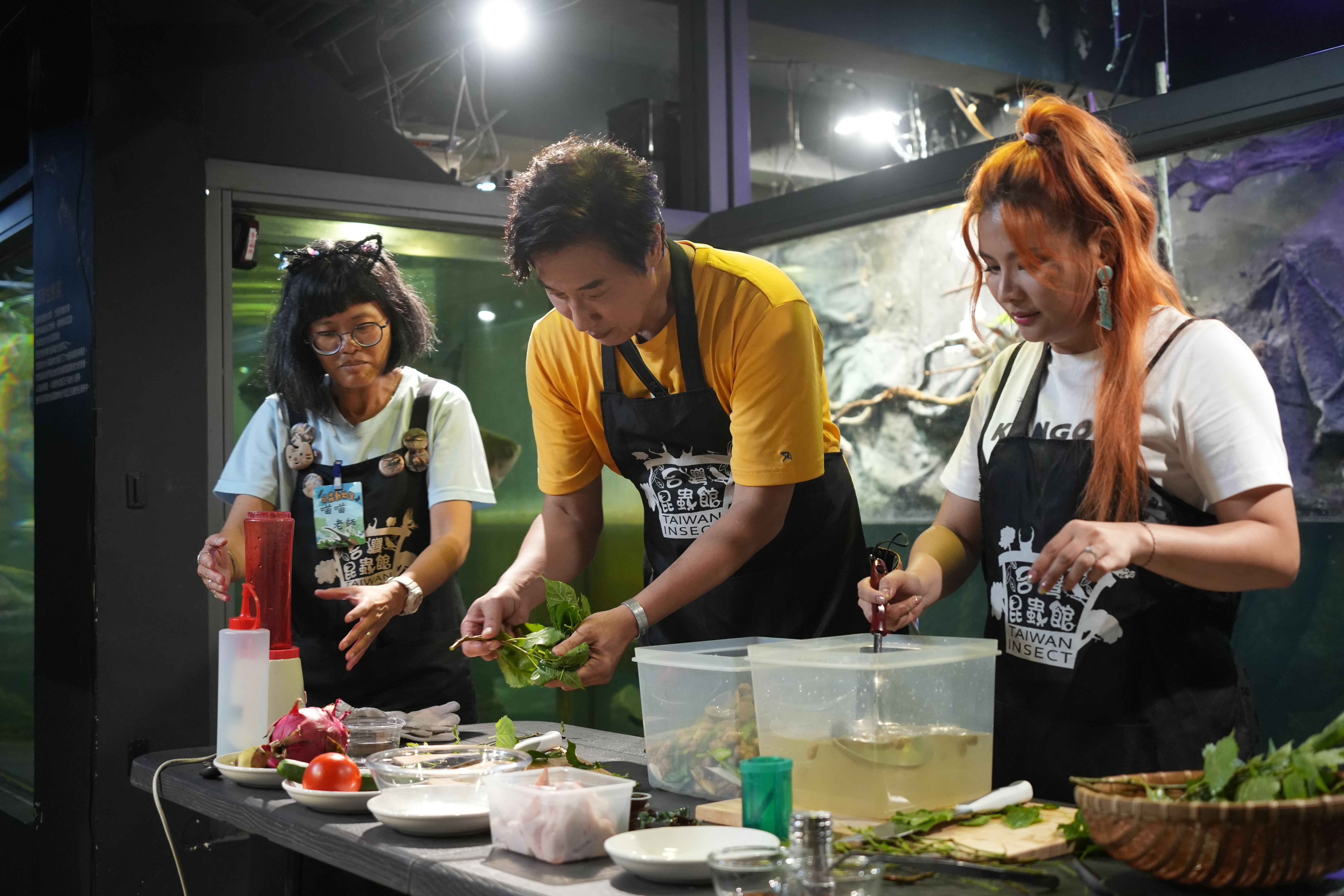 陳鴻出外景自嘲「年紀大」。（公視台語台提供）