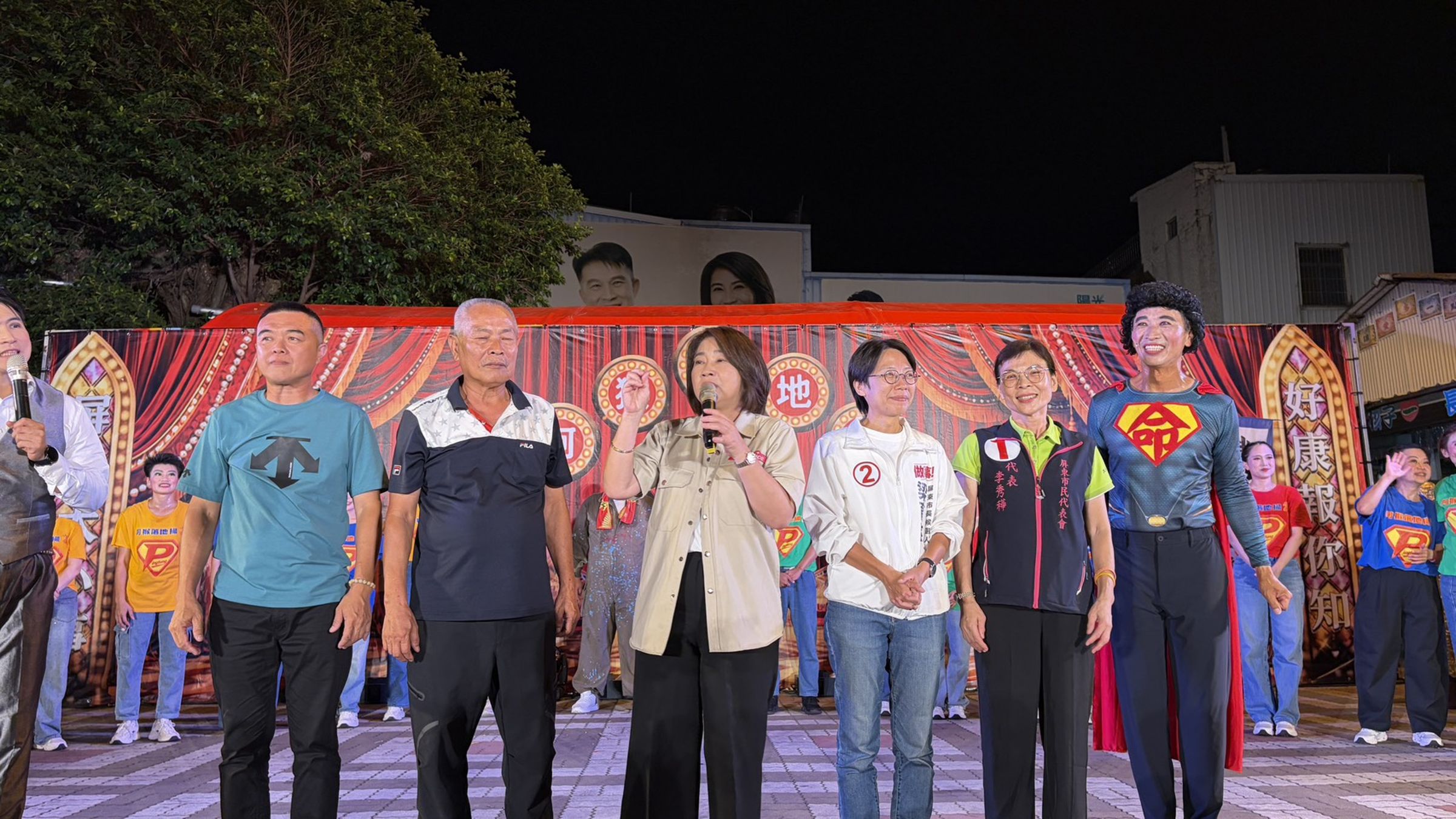 屏東縣長周春米到場支持紙風車屏東團,肯定在地戲劇人才培訓成果,讓表演藝術深入庄頭。(紙風車劇團提供)