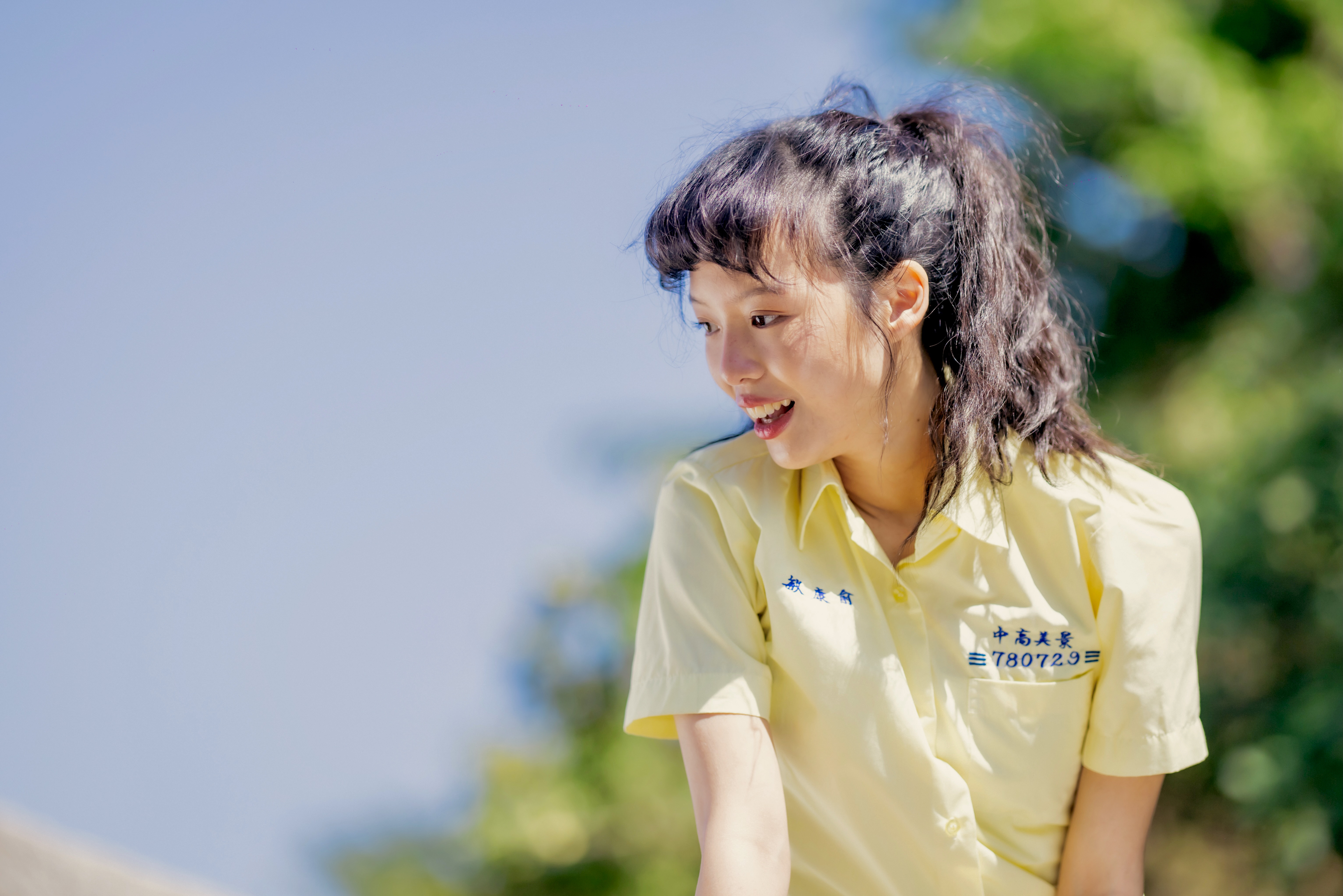 王渝屏在《環南時候》分別演出18歲與49歲的不同年紀，18歲時的她穿著高中制服，青春洋溢。（CATCHPLAY提供）