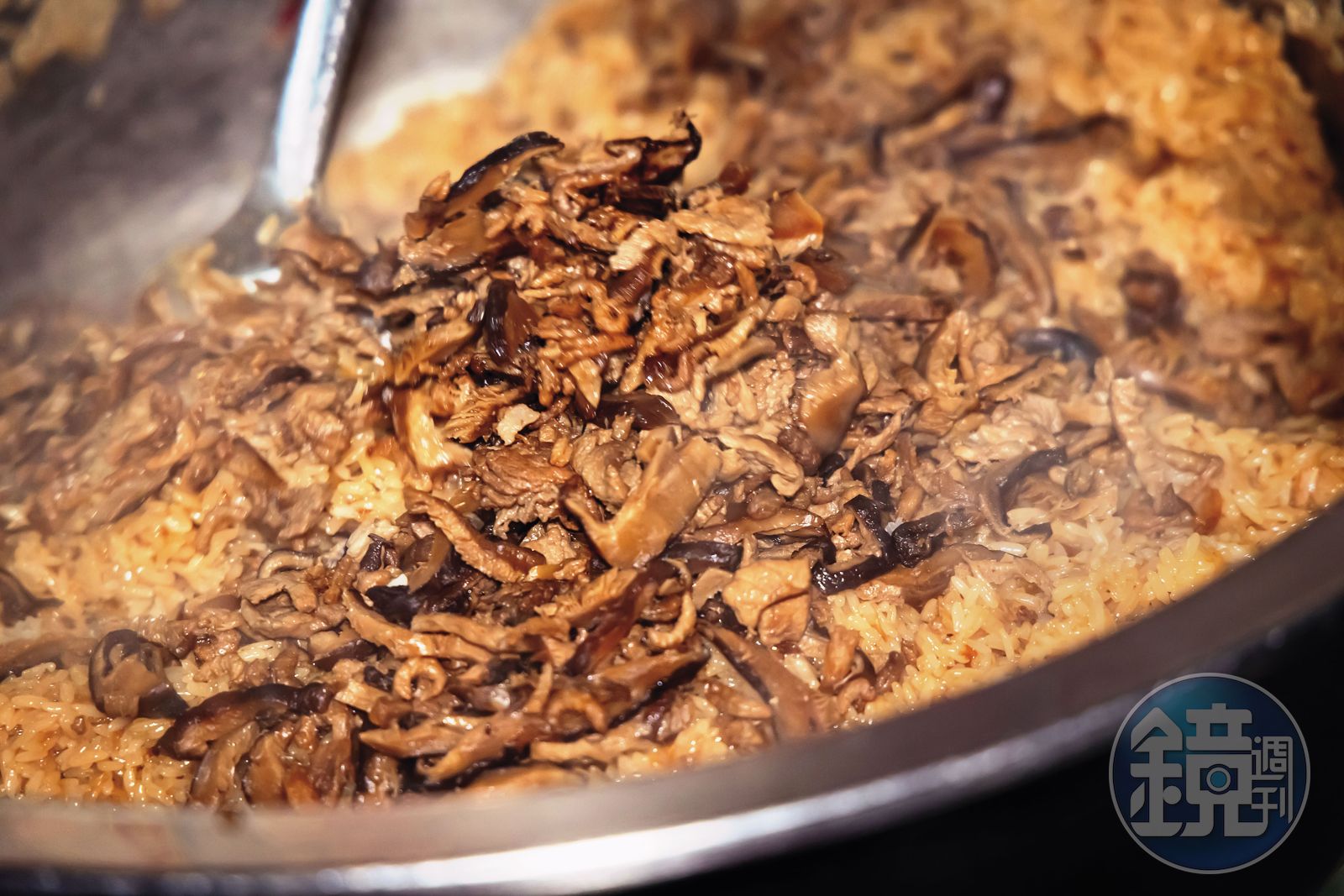 陳政任的油飯，糯米跟配料、醬汁完美結合，食材講究，只用溫體豬肉、埔里香菇及東港蝦米。（100元/斤 ）