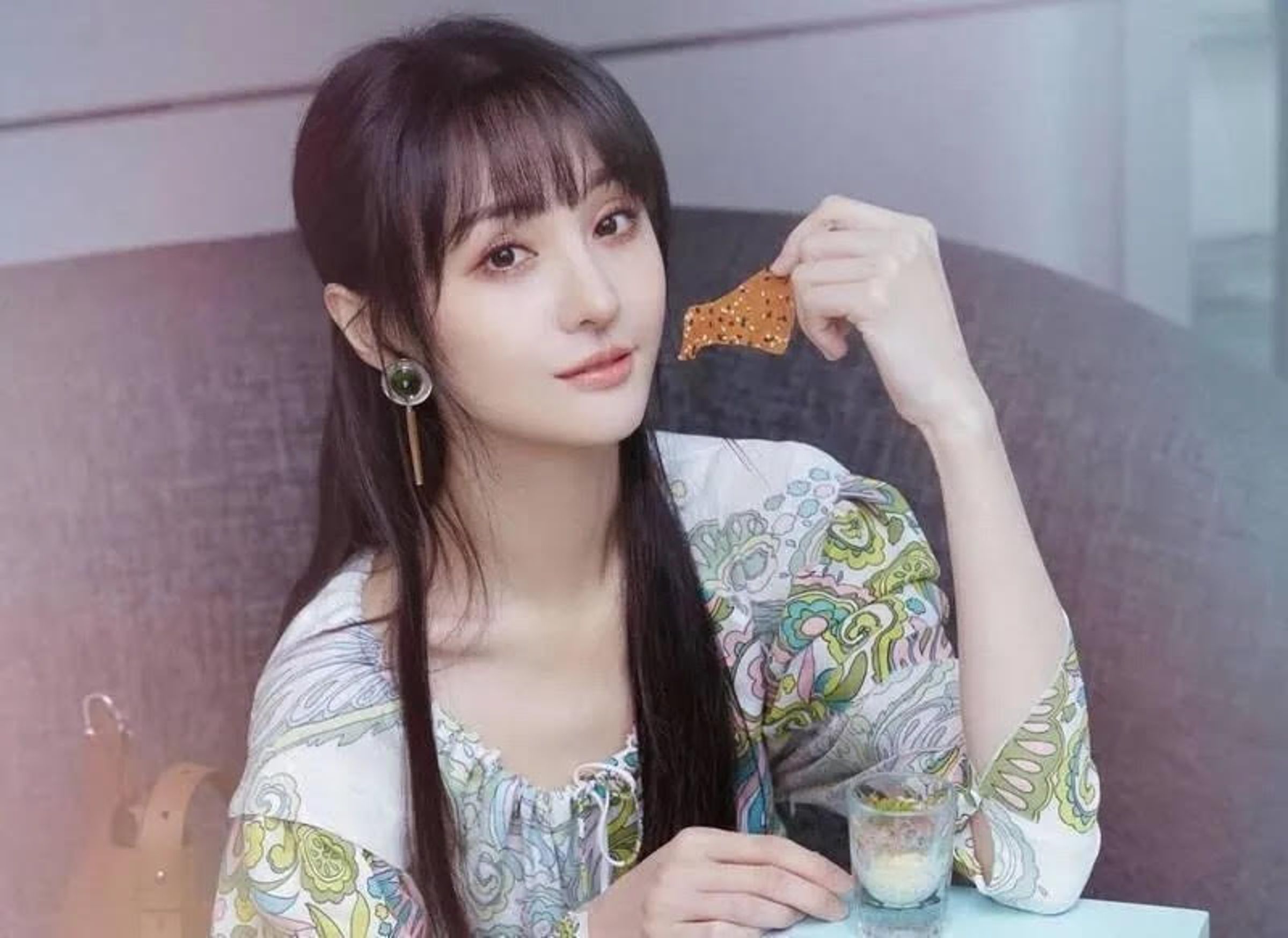 鄭爽本是一線女星，但因代孕棄養、陰陽合約等問題，至今無法重返台前。（翻攝自鄭爽微博）