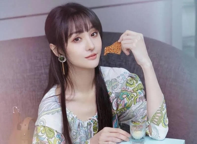 鄭爽本是一線女星，但因代孕棄養、陰陽合約等問題，至今無法重返台前。（翻攝自鄭爽微博）