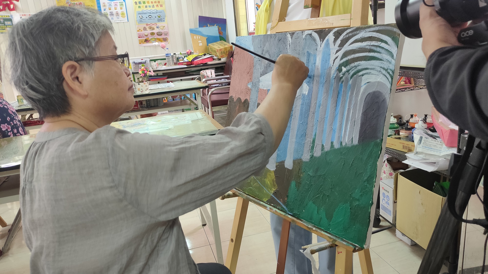 輕度失智的徐淑珍在埔基醫院協助下成立楓林失智社區服務據點，並帶領小團體討論與繪畫治療。（公視提供）