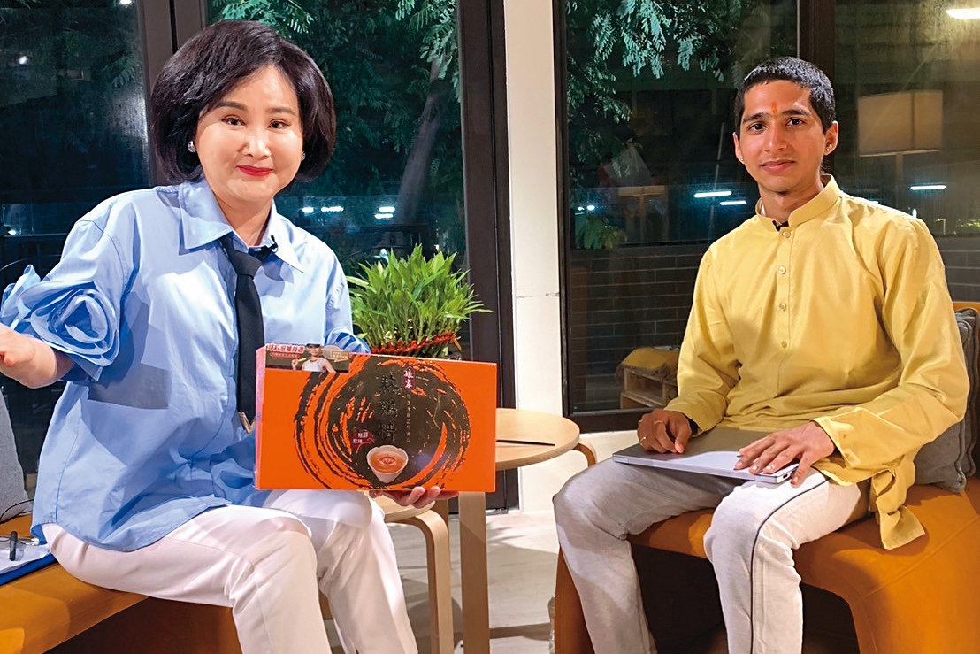 胡婉玲（左）訪問印度神童阿南德（右），業界貶多於褒，由此也可得知她的新聞風格偶爾引發爭議，並且成為弱點之一。（翻攝自胡婉玲臉書）