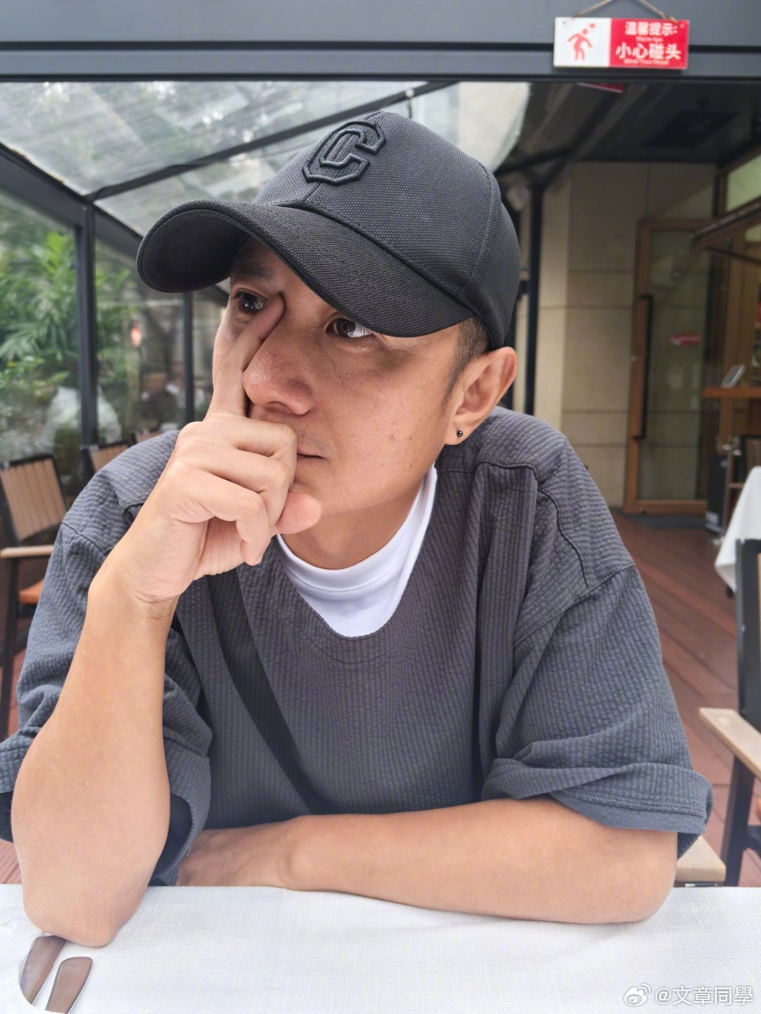 對岸男星文章在老婆懷孕時遭狗仔拍到和小三的親密行為。(翻攝自文章微博)