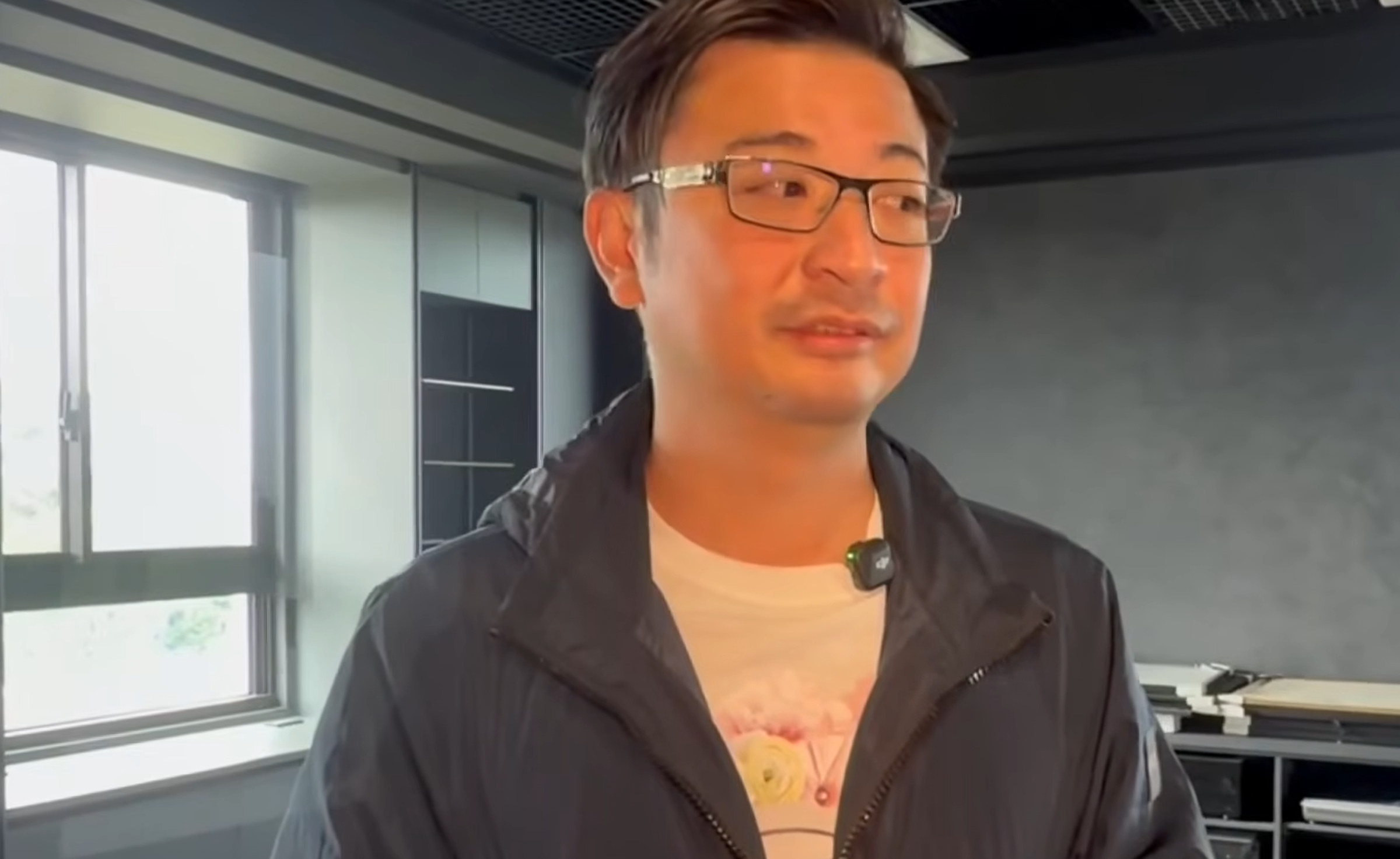 謝典霖面對提問是否選擇拚連任議長的路,他似乎有些無奈直呼,「選擇議長連任這條路,不然你覺得我爸有讓我別的選擇嗎?」(鏡新聞提供)