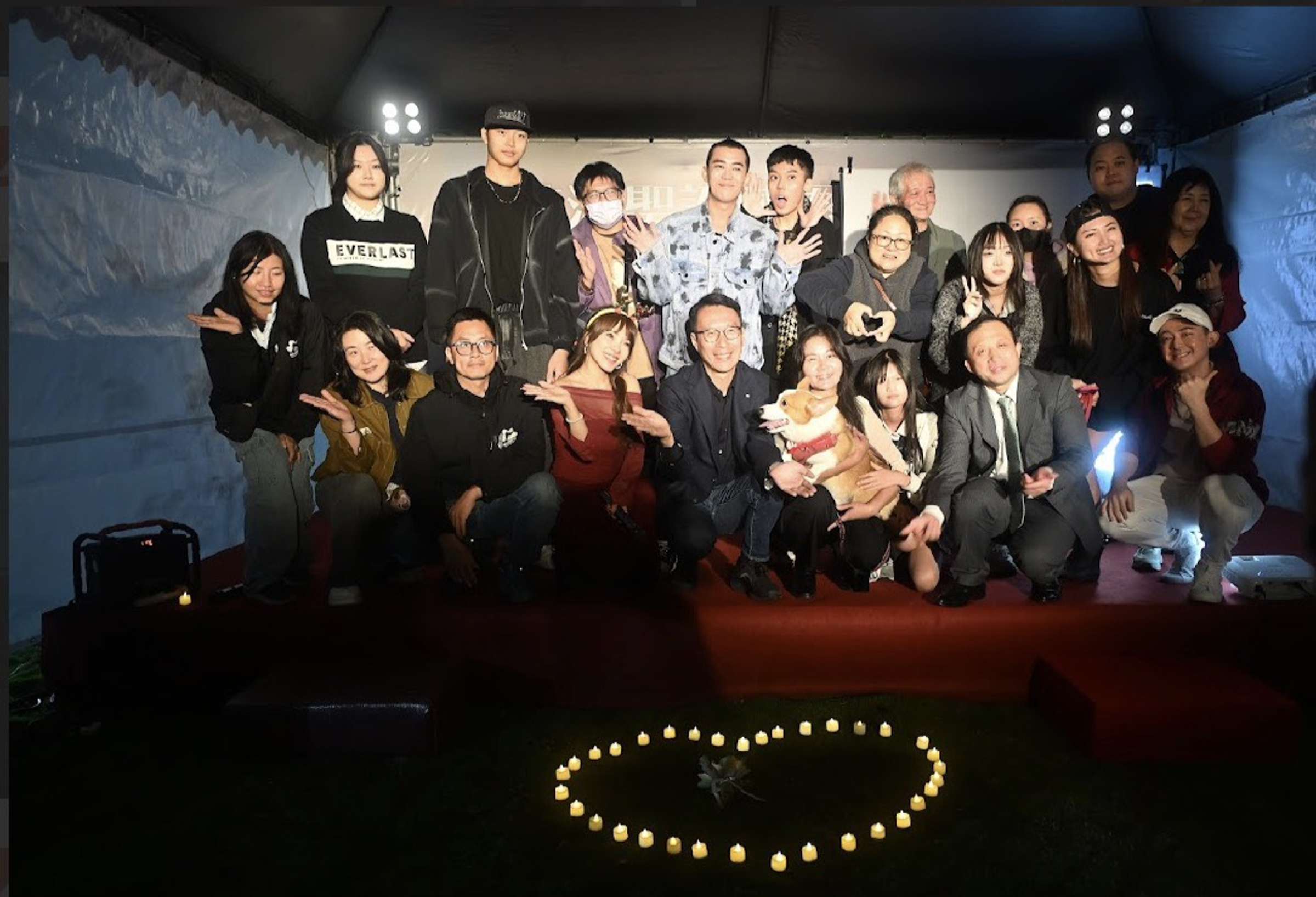 陶花源寵物殯葬園區舉辦「2025陶花源寵物聖誕祈禱晚會」，邀請牧師祝禱，及知名藝人小優擔任主持人。（陶花源寵物殯葬園區提供）