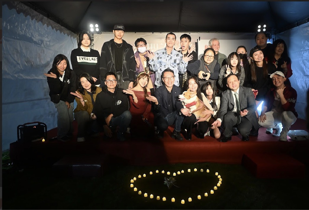 陶花源寵物殯葬園區舉辦「2025陶花源寵物聖誕祈禱晚會」，邀請牧師祝禱，及知名藝人小優擔任主持人。（陶花源寵物殯葬園區提供）