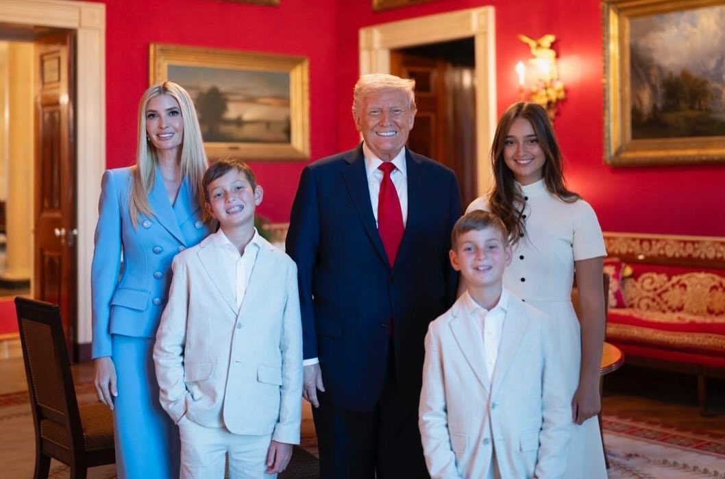 伊凡卡分享3名子女與老爸川普的合照。（翻攝ivankatrump IG）