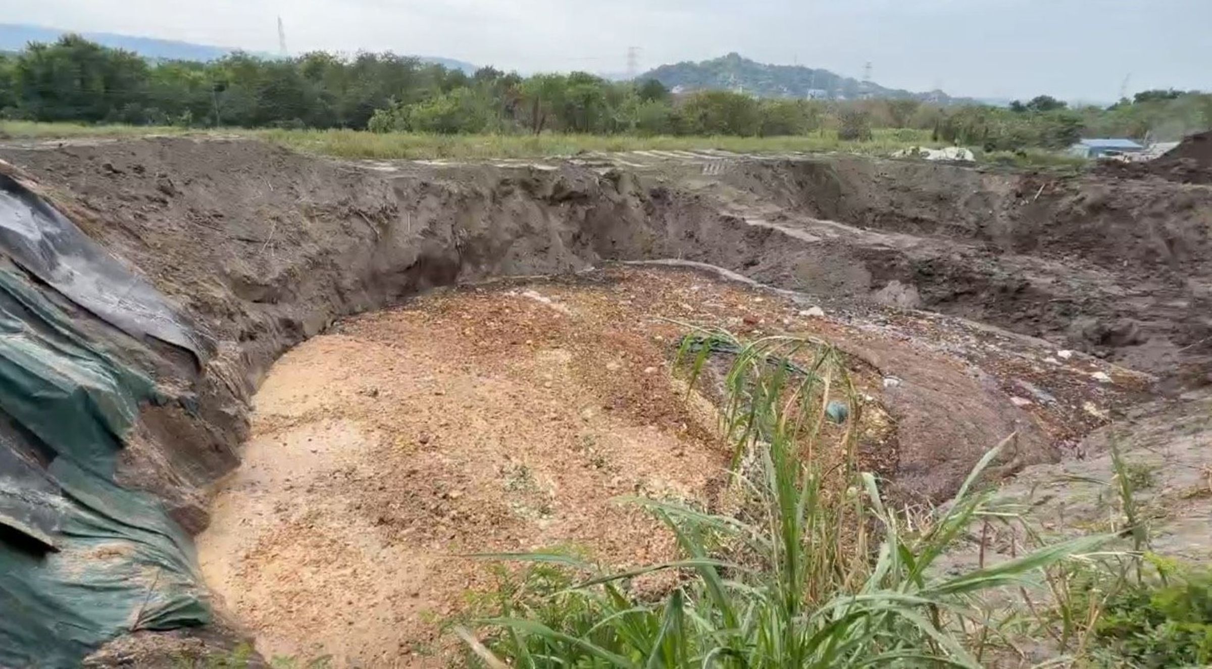 台中霧峰的廚餘大峽谷引發環境問題,近日更傳有餿水外溢的情況,環保局對此做出說明。(翻攝自江和樹臉書)
