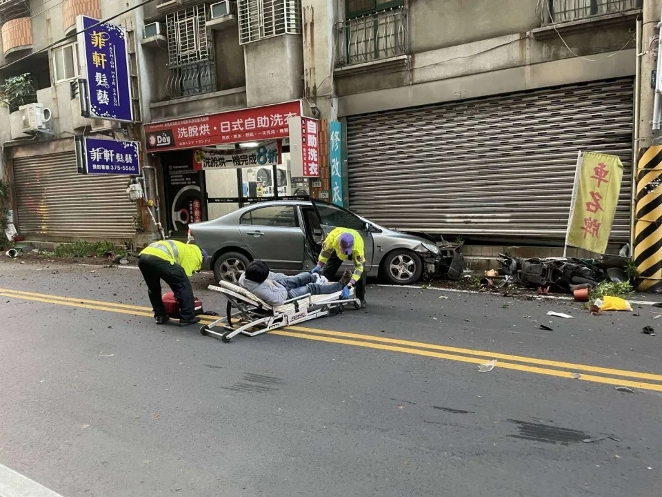19歲汽車駕駛疑似疲勞精神不濟，導致一半突然失控自撞。（翻攝畫面）