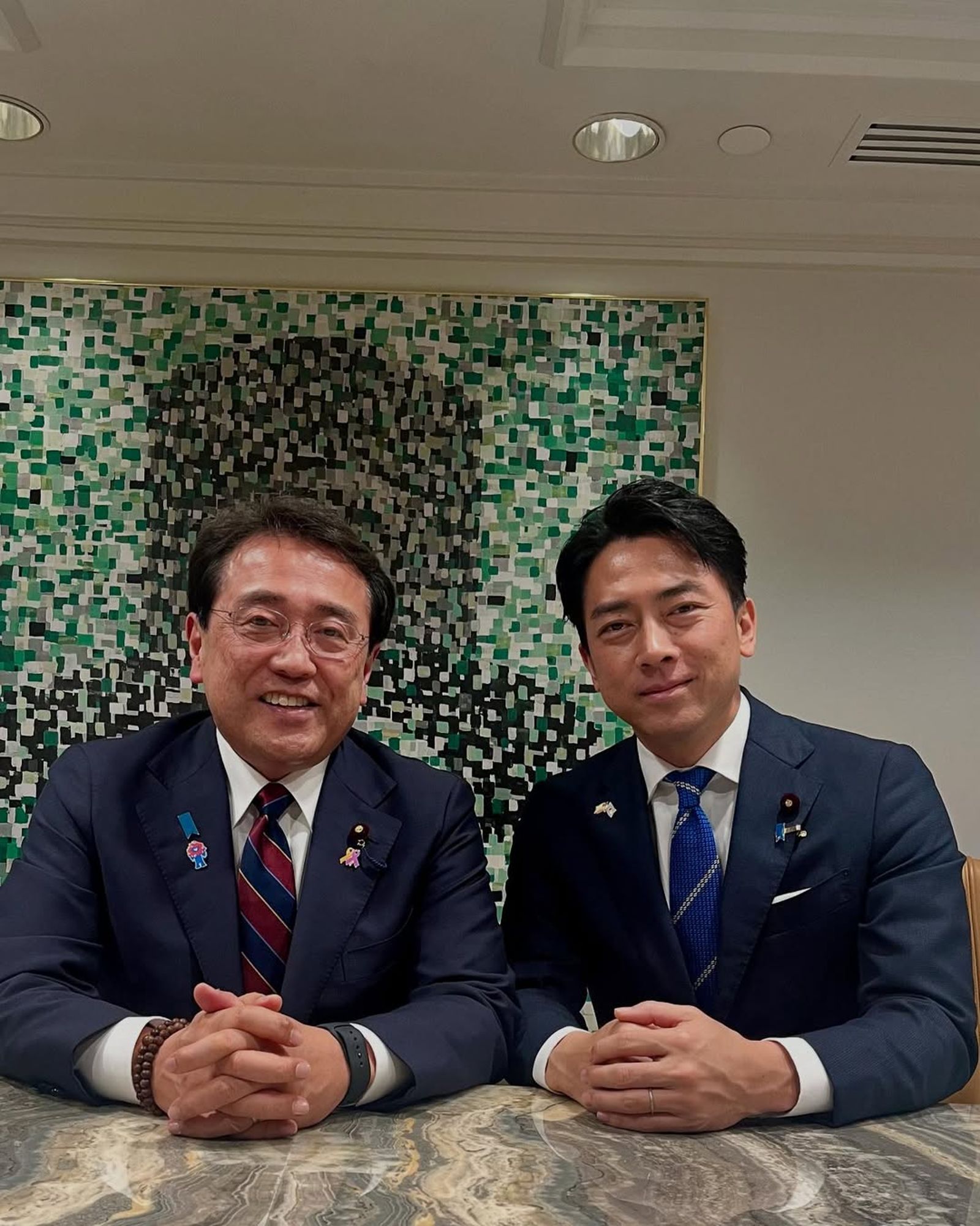 小泉進次郎(右)是前內閣總理大臣小泉純一郎兒子,有「最帥政二代」之稱。(翻攝自小泉進次郎IG)