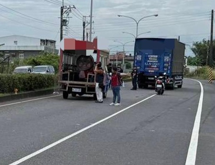 宜蘭頭城有廟宇舉行遶境，其中一輛貨車後車斗突然有鞭炮掉進去，車上的江姓老翁嚇得跳車，不慎遭後方神轎車撞上，命危送醫。（翻攝畫面）