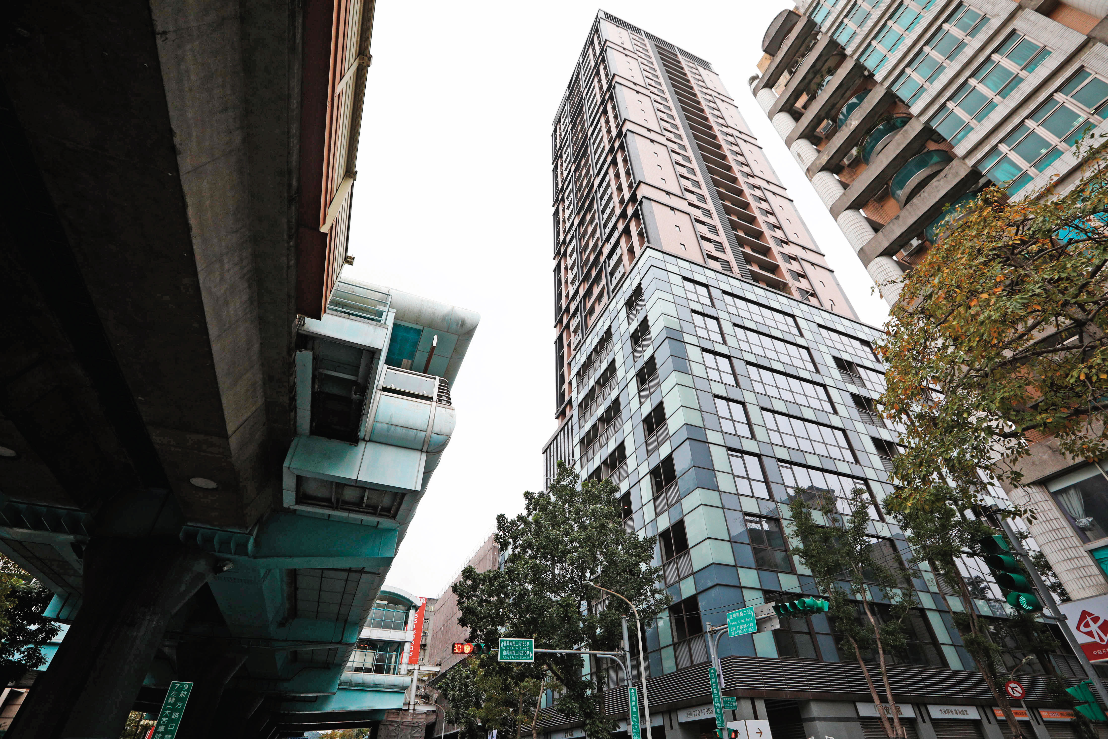 位於台北市大安區的冠德沐居豪宅建案，原本是施宗明要買來與嫩模C女婚後居住的地方，一戶要價逾7,000萬元。