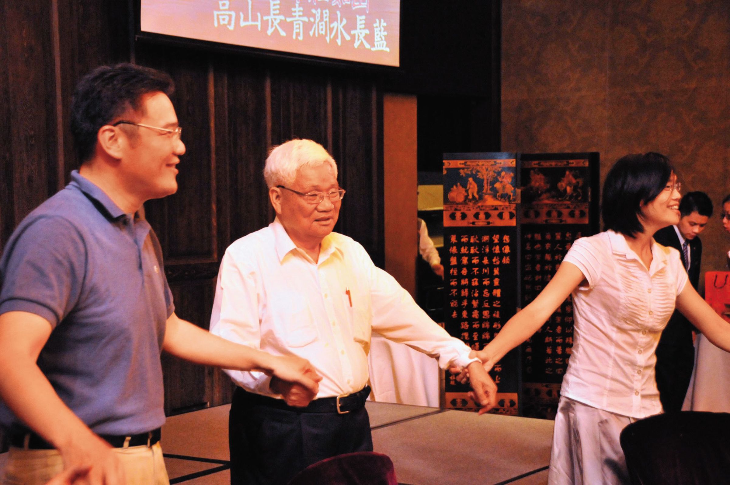 張道樞（中）入主安倉營造後，讓擅長財務與管理的女兒張欣夷（右）出任董事長，2004年經營出現危機時，把總經理一職交棒給兒子張立雍（左）。（張立雍提供）
