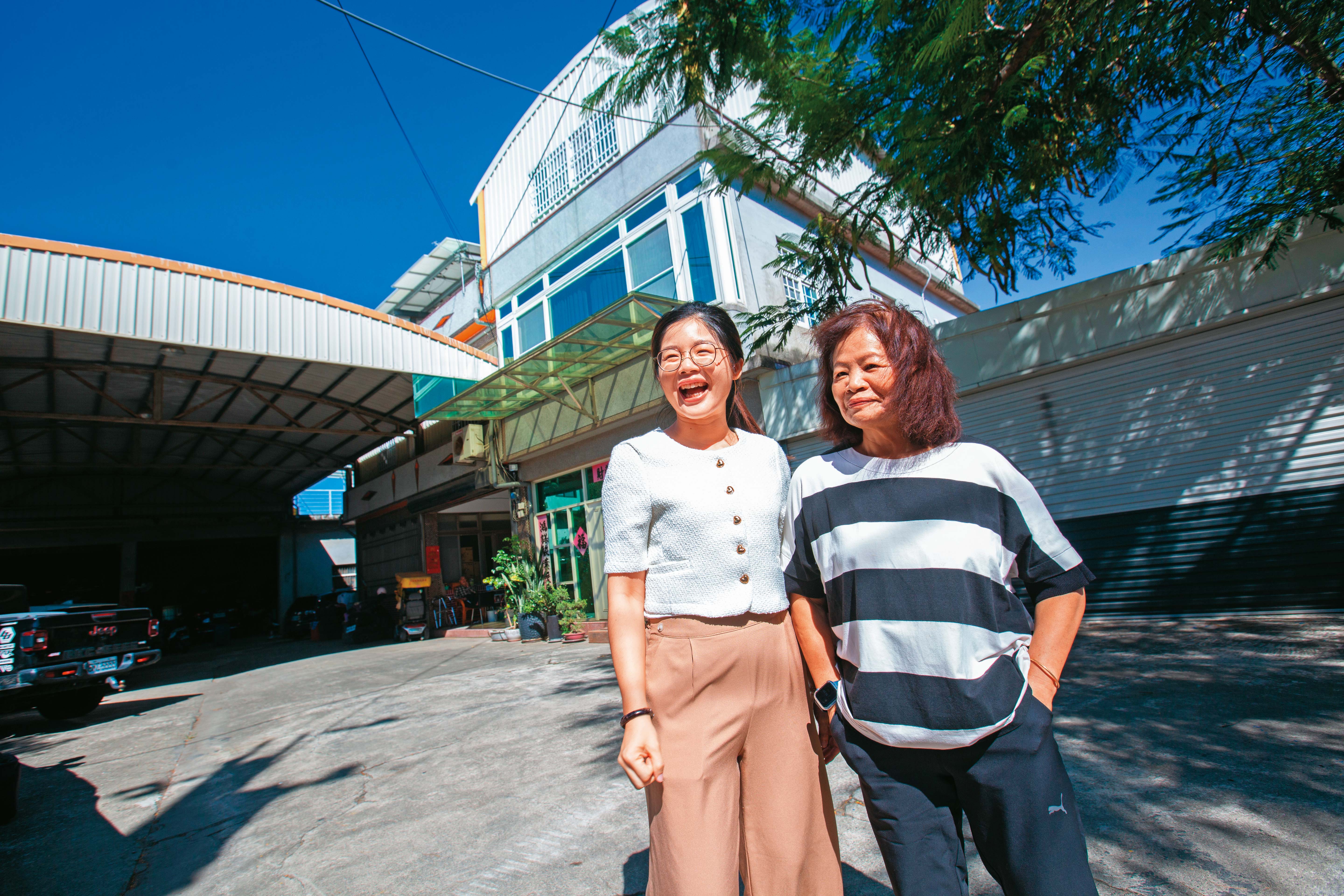 黃媽媽（右）打算將透天厝移轉給女兒，但透過贈與或買賣，日後女兒售屋應繳付的房地合一稅，差距竟達倍數。