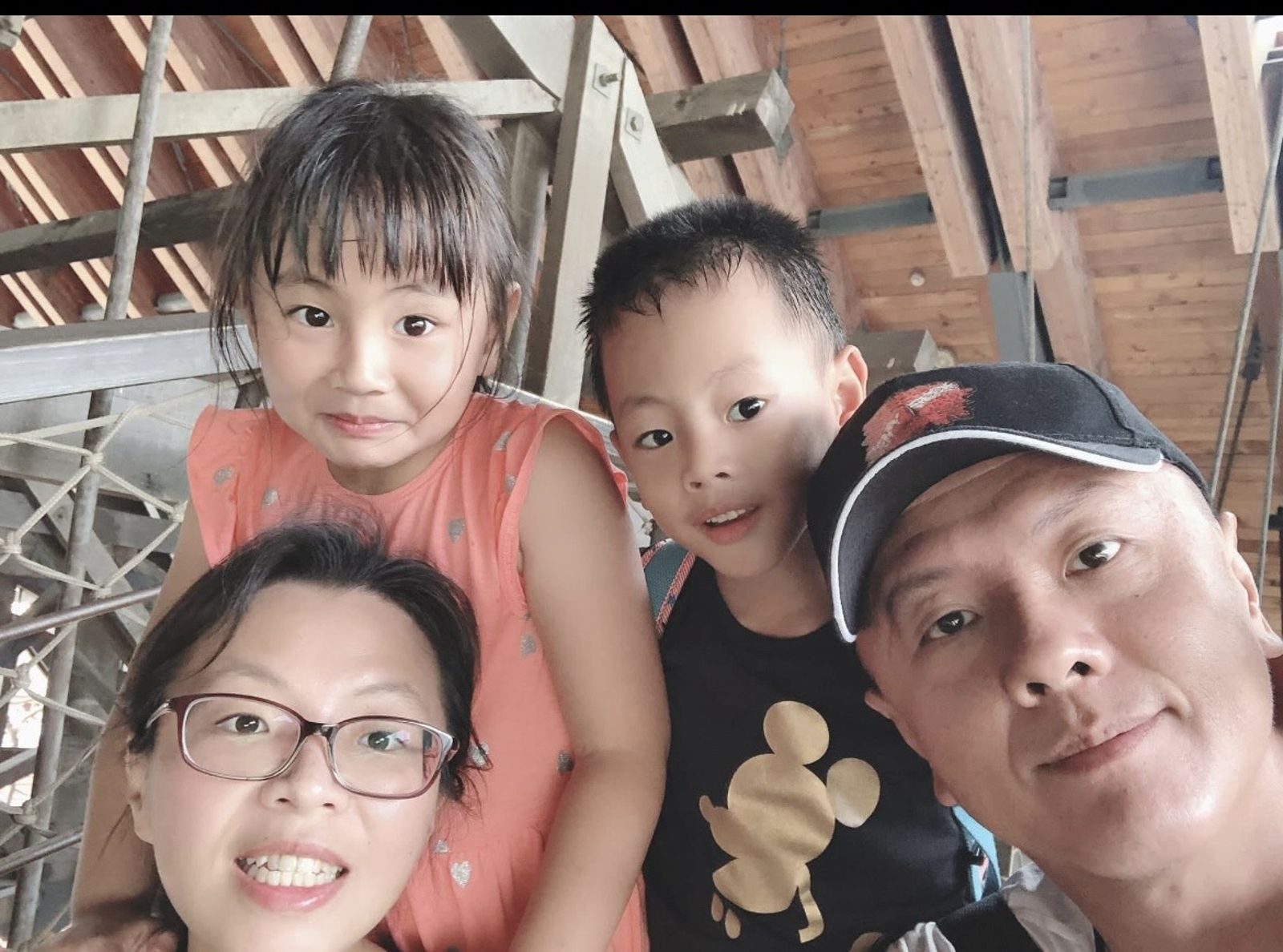 夏綾那的兒女也都有做生意的DNA。她回憶小孩幼稚園時,曾陪著她當志工賣公益餅乾。餅乾一包50元,兩人小小年紀就懂得請拿100元的叔叔阿姨直接買兩包。(夏綾那提供)