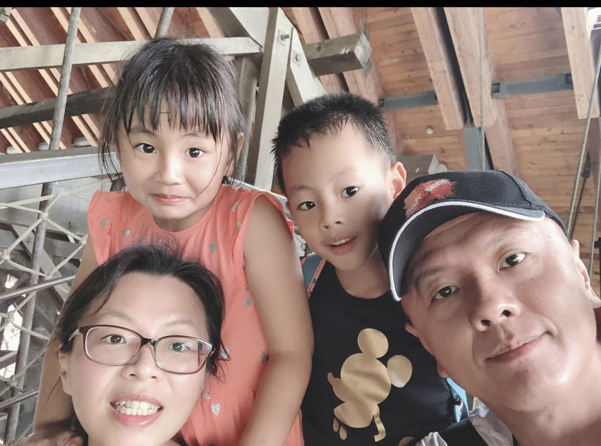 夏綾那的兒女也都有做生意的DNA。她回憶小孩幼稚園時，曾陪著她當志工賣公益餅乾。餅乾一包50元，兩人小小年紀就懂得請拿100元的叔叔阿姨直接買兩包。（夏綾那提供）