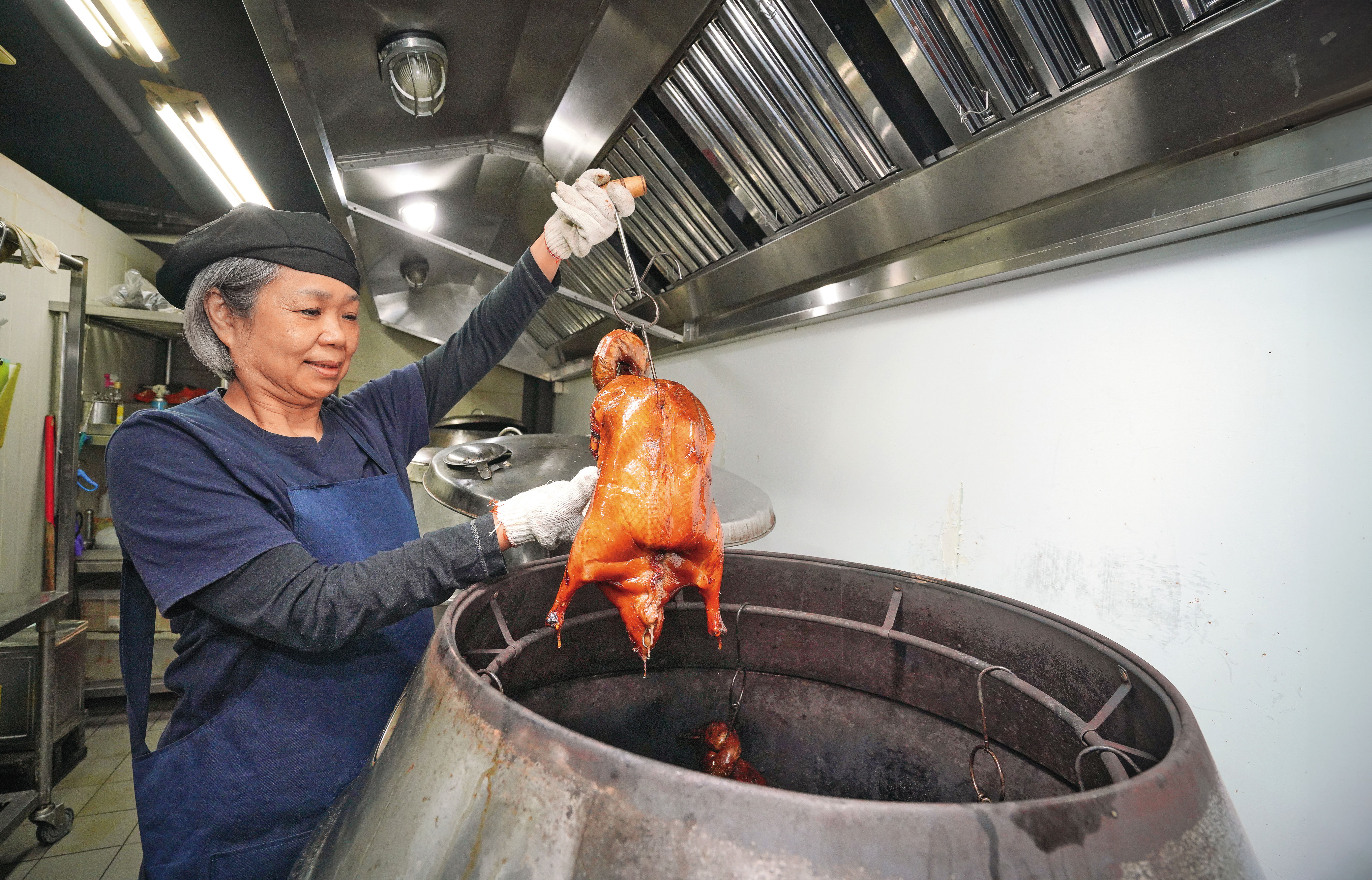 姚美貞被親家趕出東門鴨莊後，再另創1＋1燒臘，廚師休假時，她會親自上陣烤鴨。