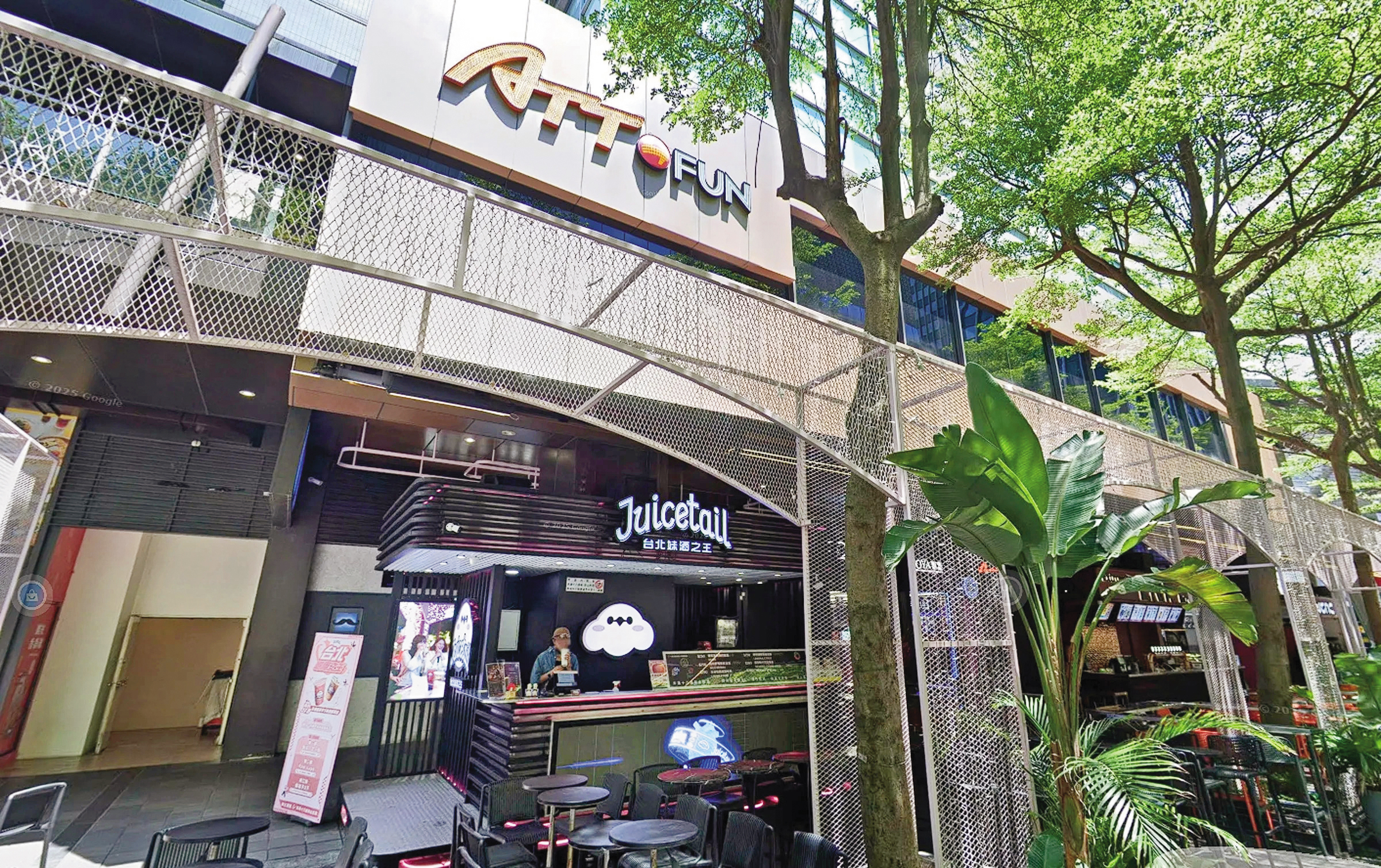 25歲竹科工程師前年在北市信義區酒吧參加喝酒活動，後來猝死在商場廁所。（翻攝Google Maps）