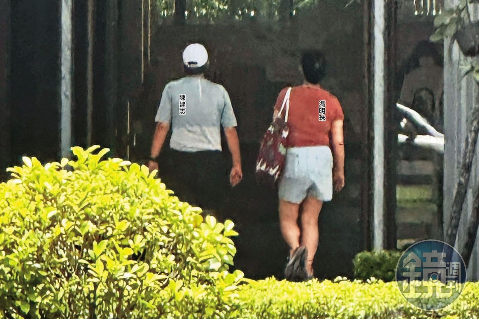 07/13 12:44 陳建志與馮明珠外出運動、購物後,又一起走回同居大樓。(讀者提供)