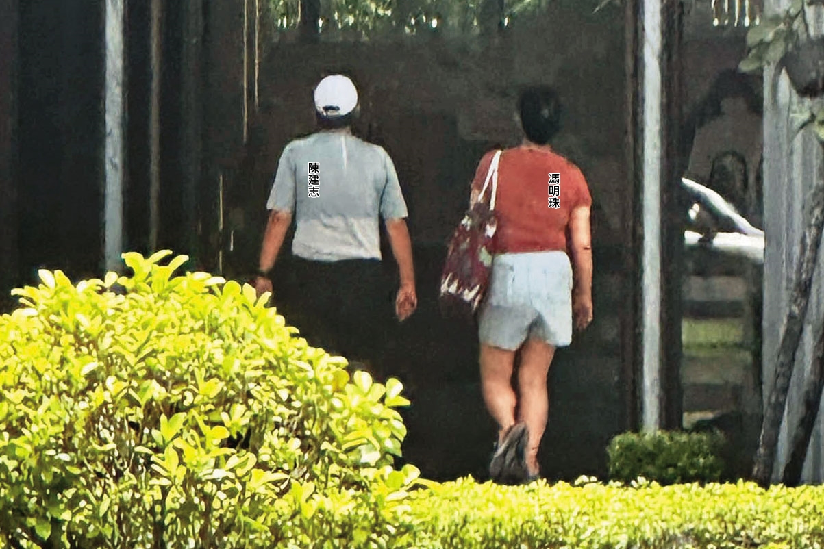 07/13  12:44 陳建志與馮明珠外出運動、購物後，又一起走回同居大樓。（讀者提供）