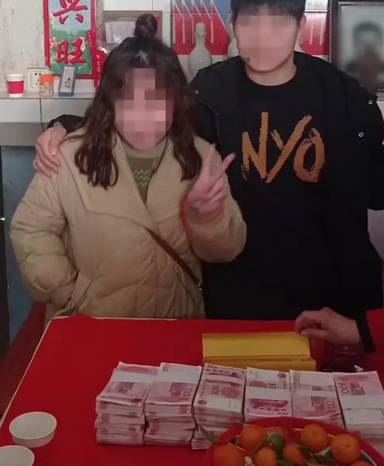 鞏男表示,自己前後給了女方46萬元聘金,加上黃金四件套,一共是60多萬元(約新台幣260萬元),但女方卻一直找理由回娘家。(翻攝微博)