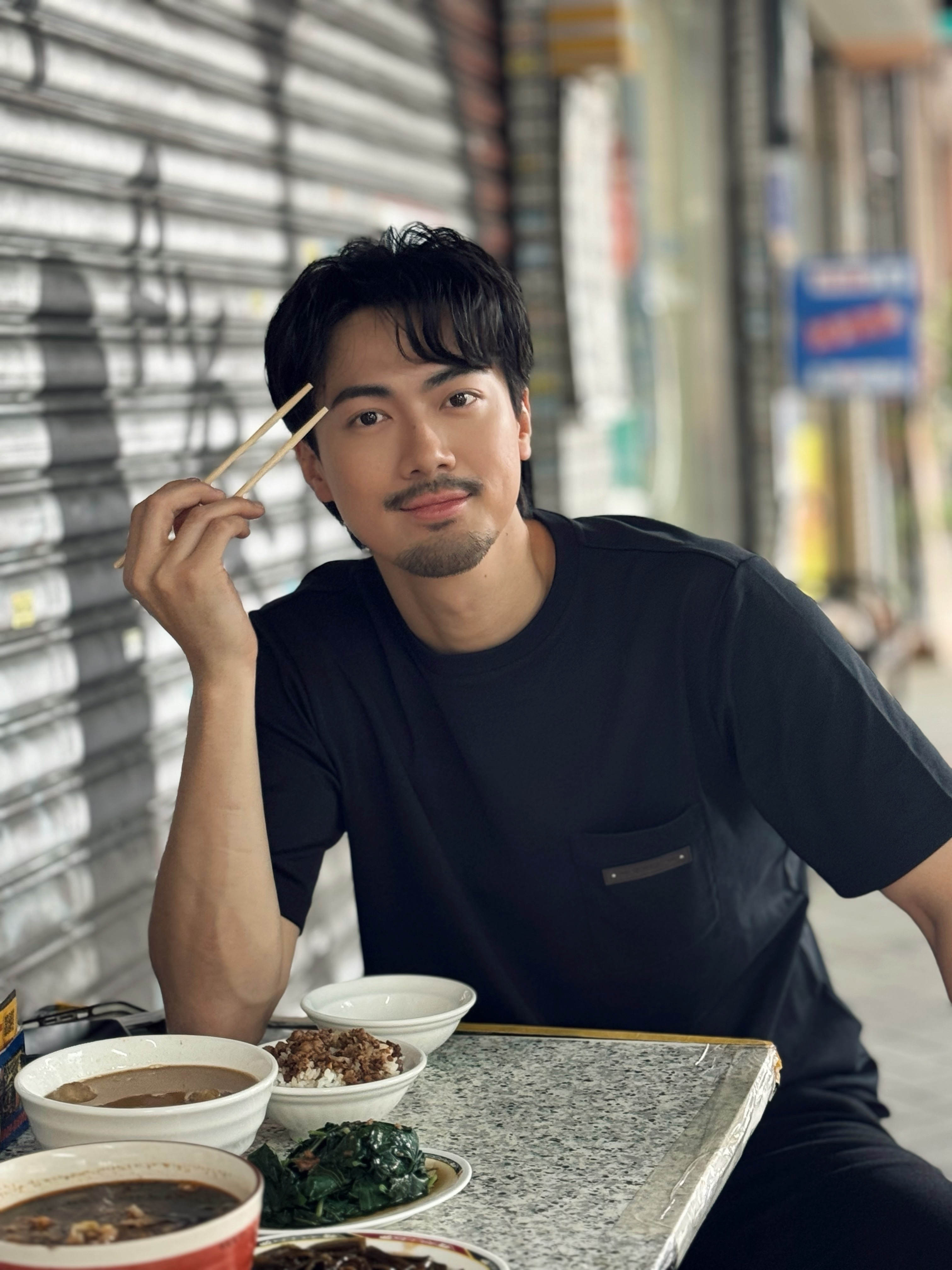 古天樂旗下藝人胡卓希為手機活動來台,體驗吃路邊攤滷肉飯。(天高娛樂提供)