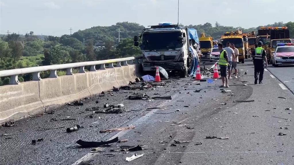 國道3號今晨發生嚴重車禍，車體擠壓嚴重，拖吊車司機當場死亡。（翻攝畫面）