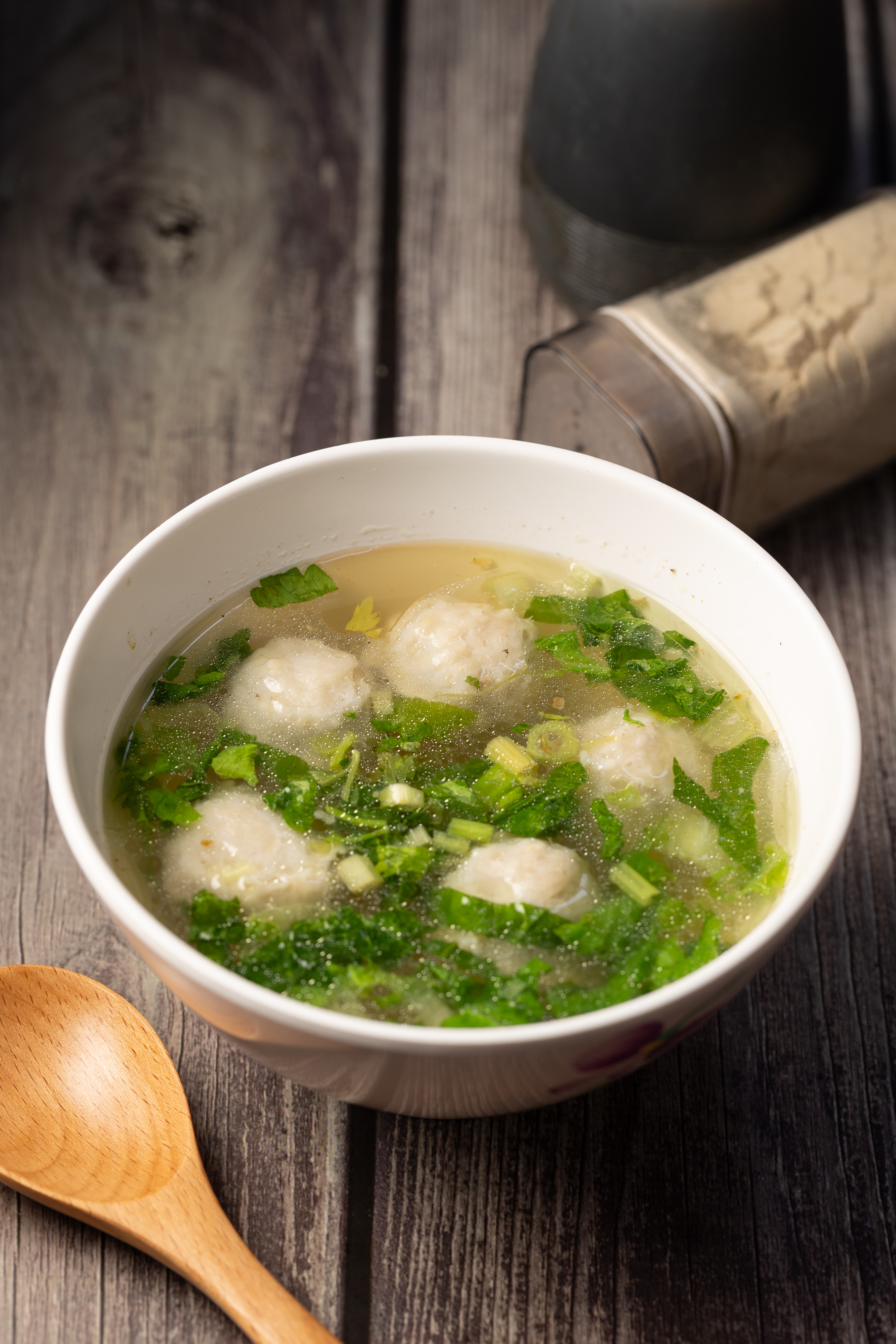 每日湯品有時是澎湖狗母魚丸湯，那日則是吃到「虱目魚丸湯」。（50元／碗）