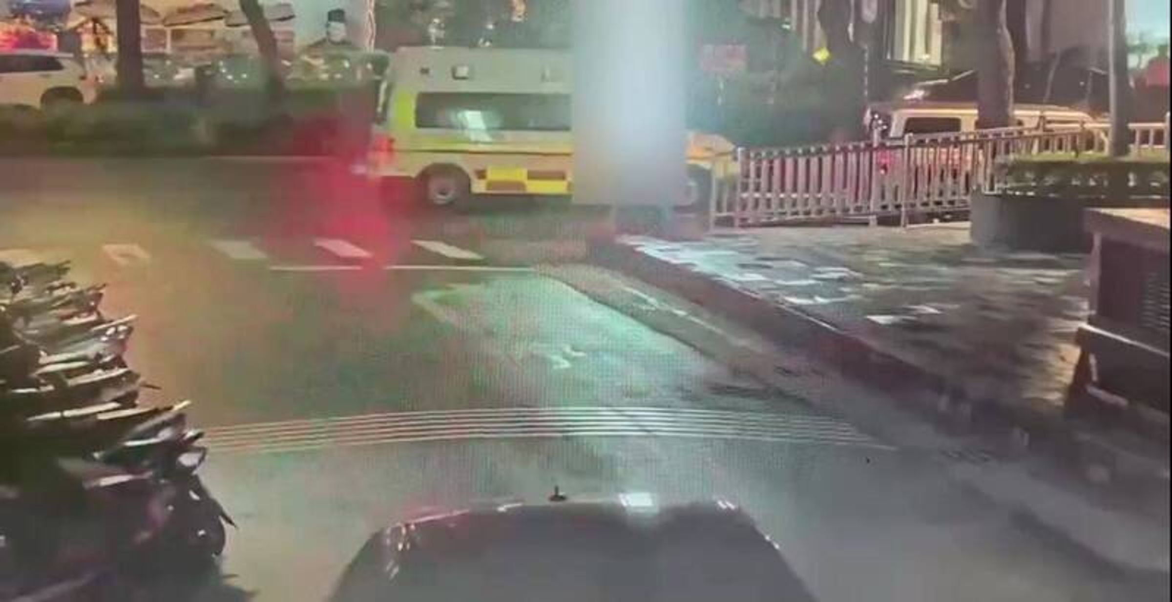 知名夜店大亨夏天倫今日與女友遭不明人士設伏襲擊，2人受傷送醫。（翻攝畫面）
