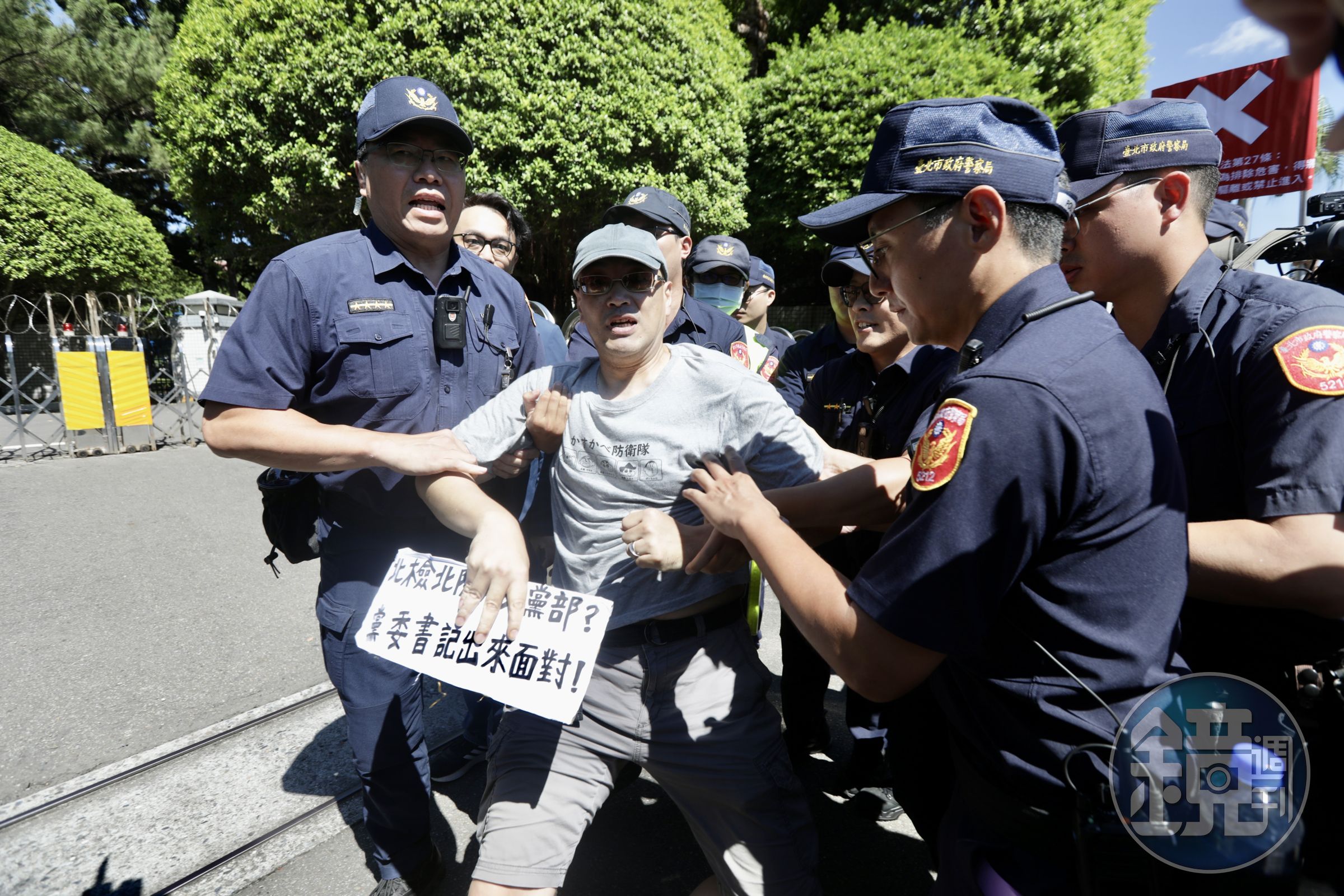 柯文哲今早重回羈押庭開庭,為防止小草聚眾滋事,派出約400名警力防守。