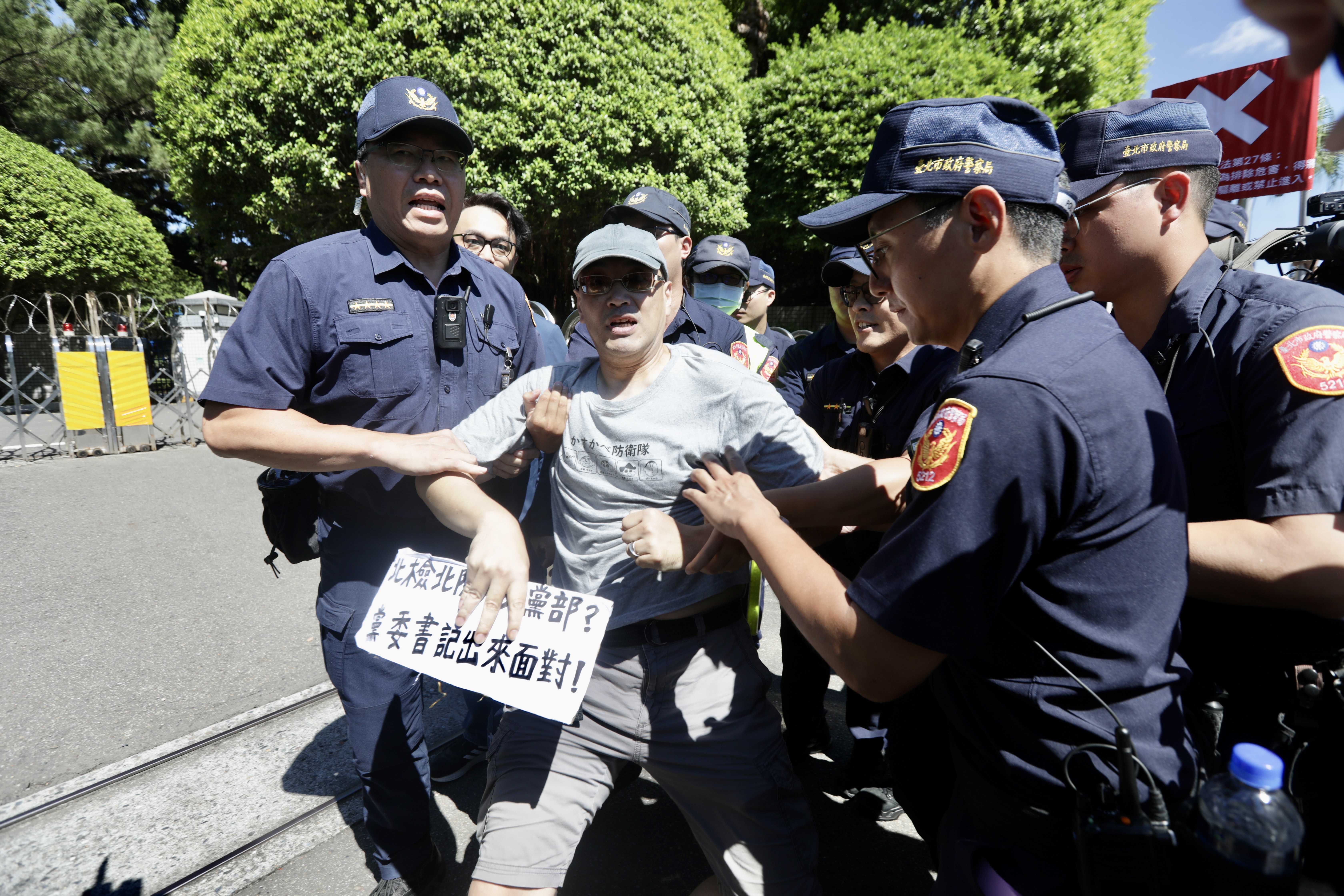 柯文哲今早重回羈押庭開庭，為防止小草聚眾滋事，派出約400名警力防守。