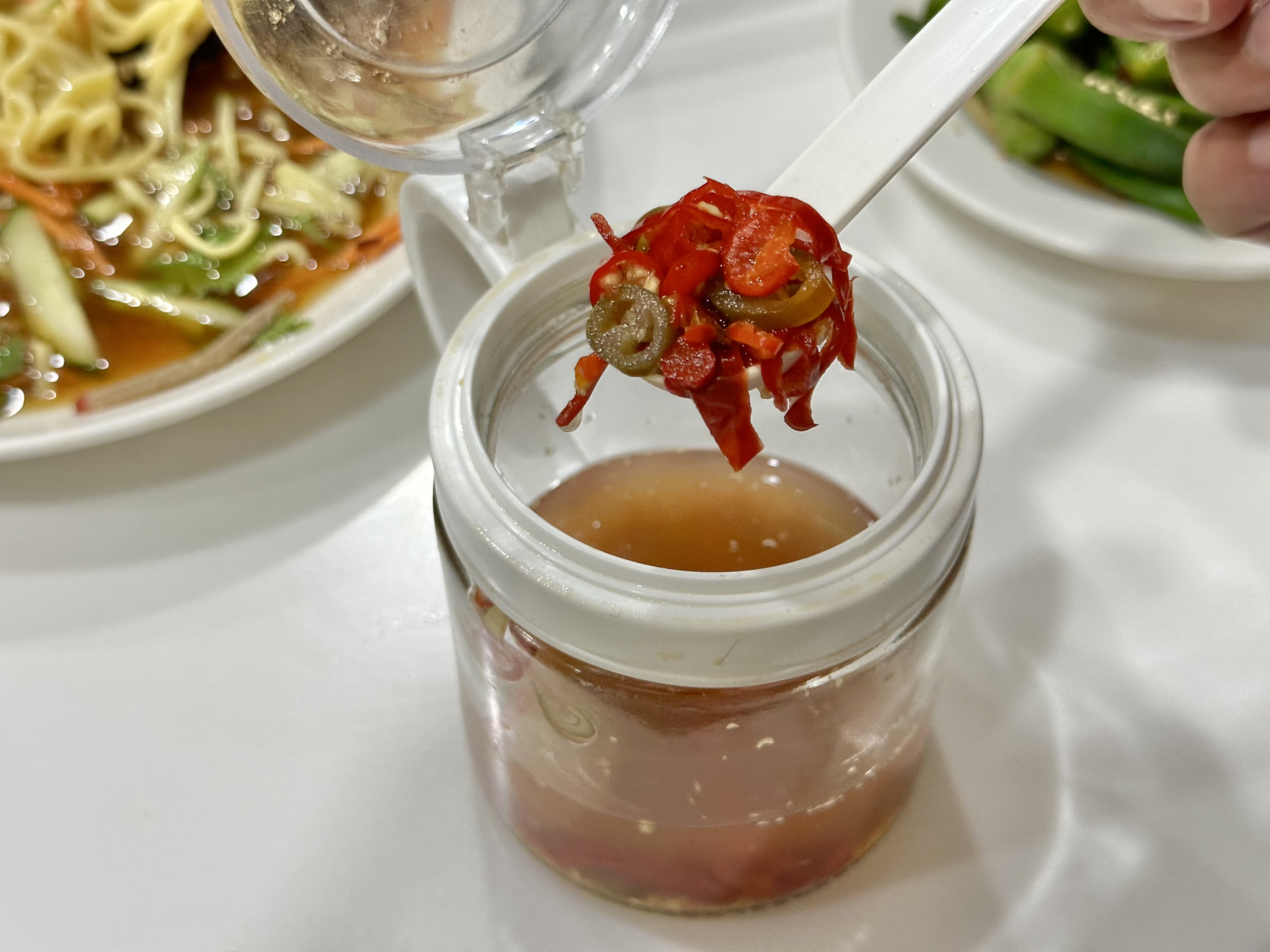 在麵食或小菜裡加點「醋泡酸辣椒」，香辣酸溜更開胃。
