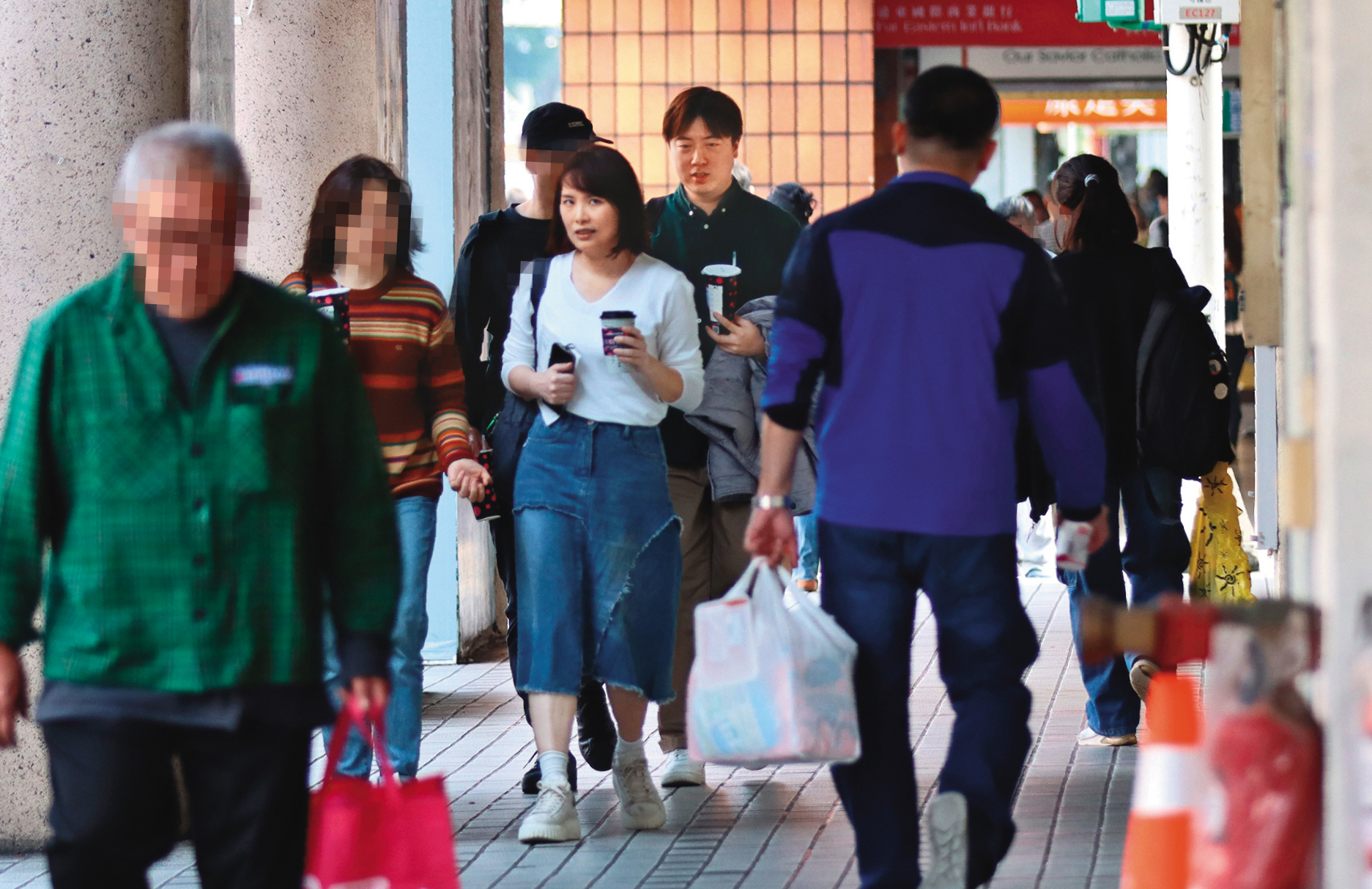 3/10 14：01 在咖啡店簽好離婚協議書後，馨儀（前排右）手拿咖啡和經紀人前往戶政事務所，後方則是單為明（後排右）及見證的友人。