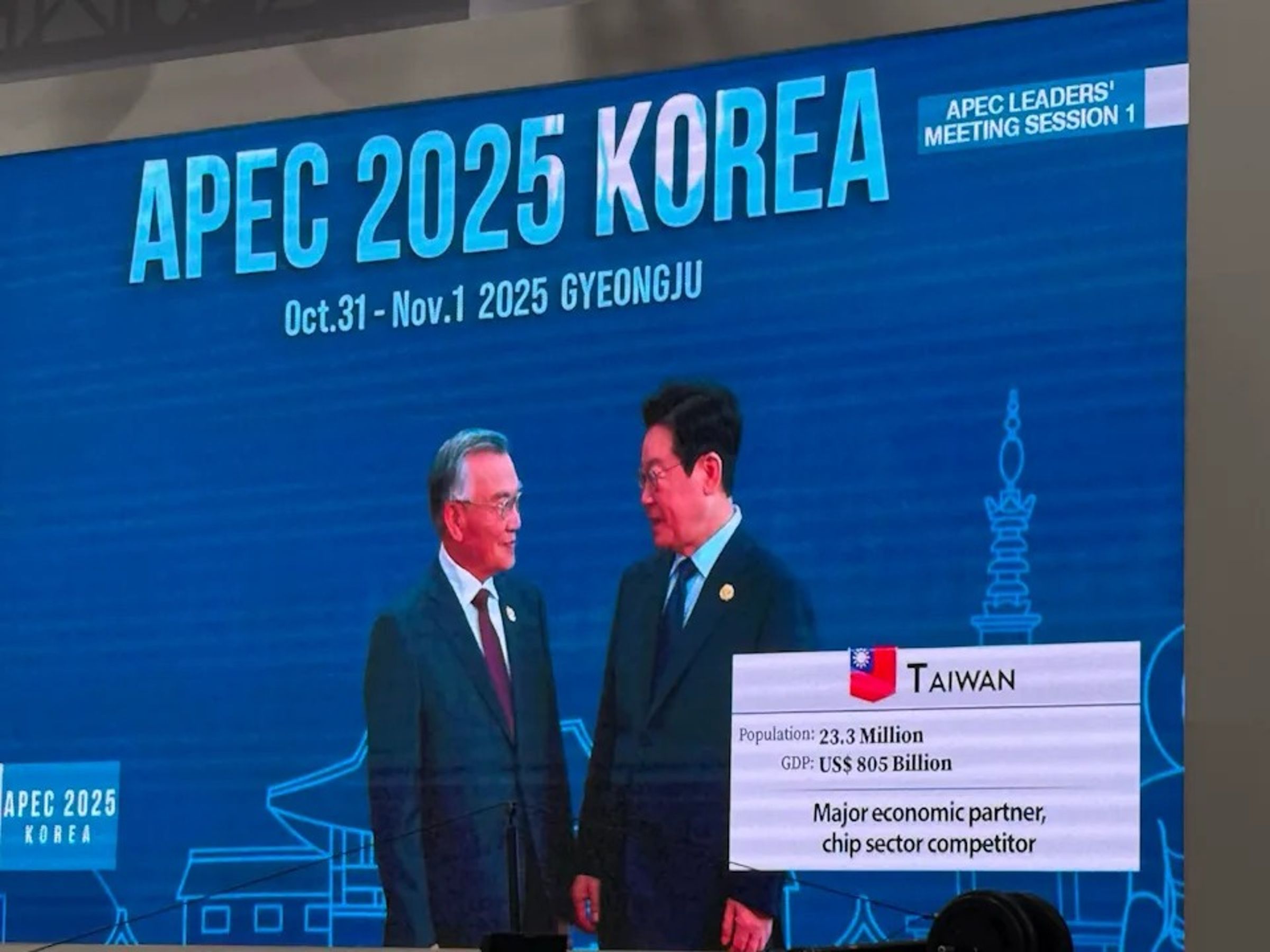 APEC官方轉播，不僅秀出TAIWAN字樣與中華民國國旗，並以台灣為主要經濟夥伴、「晶片領域競爭者」描述。（APEC台灣媒體團提供）