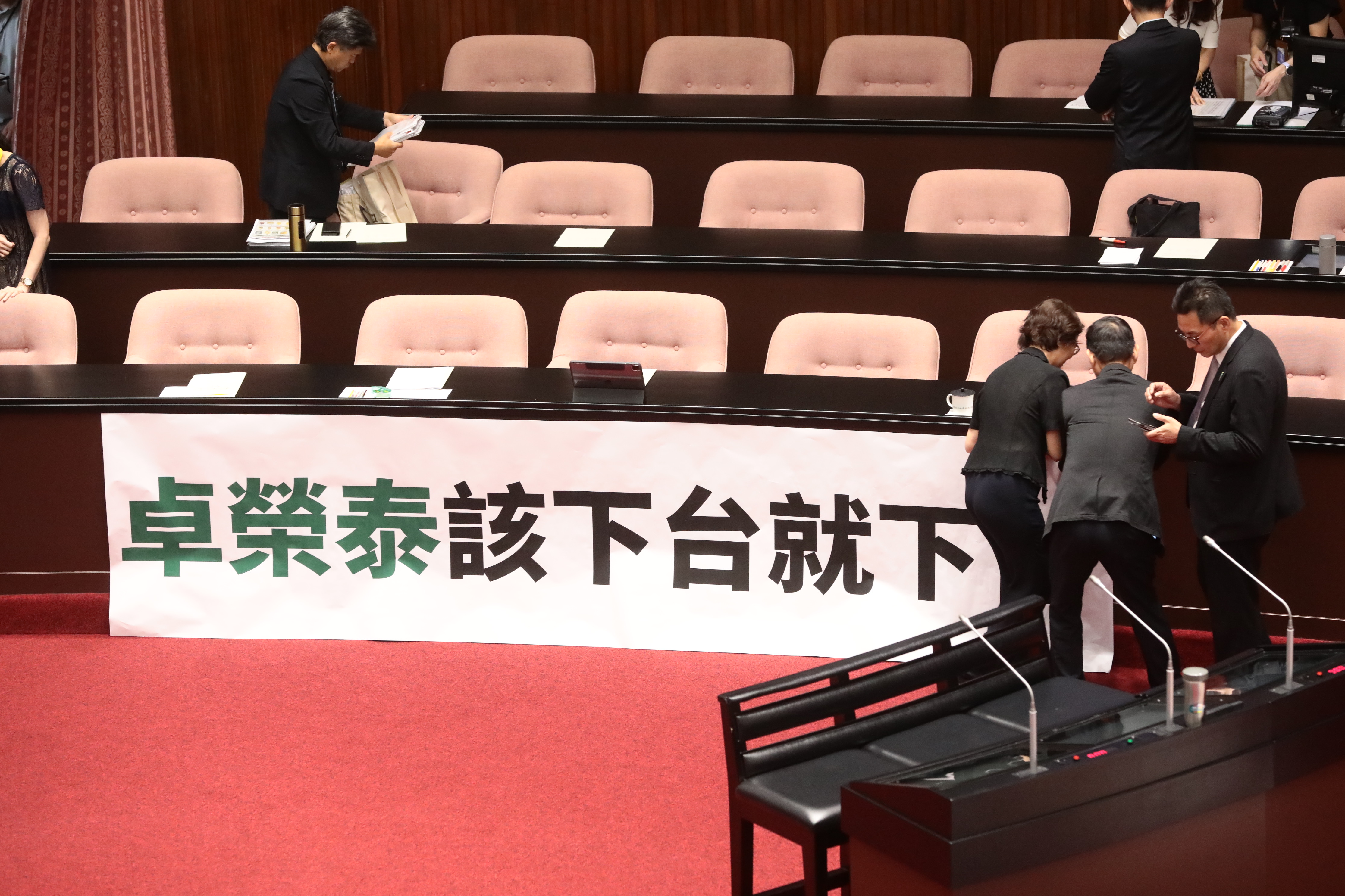 民眾黨抗議布條。（鏡報林煒凱攝）