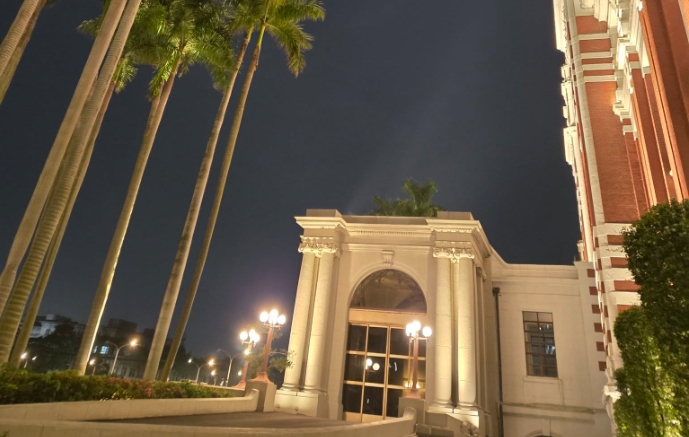 林志潔提到，周末加班「夜晚聽見走廊有腳步聲」，且一下子出現一下子消失。（取自林志潔臉書）