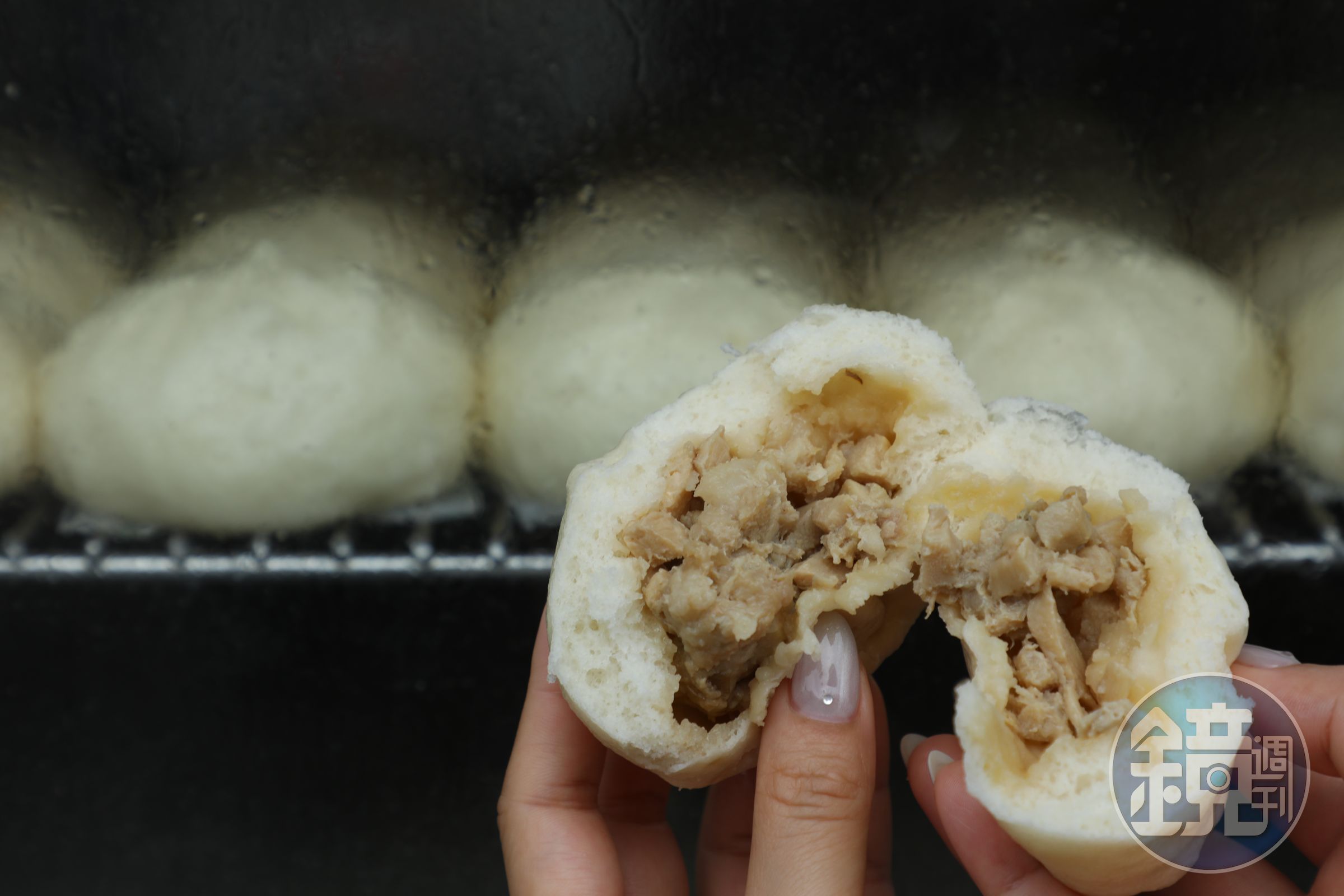 菜包肉包通通有,使用當季筍子製作的「鮮筍包」撥開裡面餡料滿滿。(25元/個)