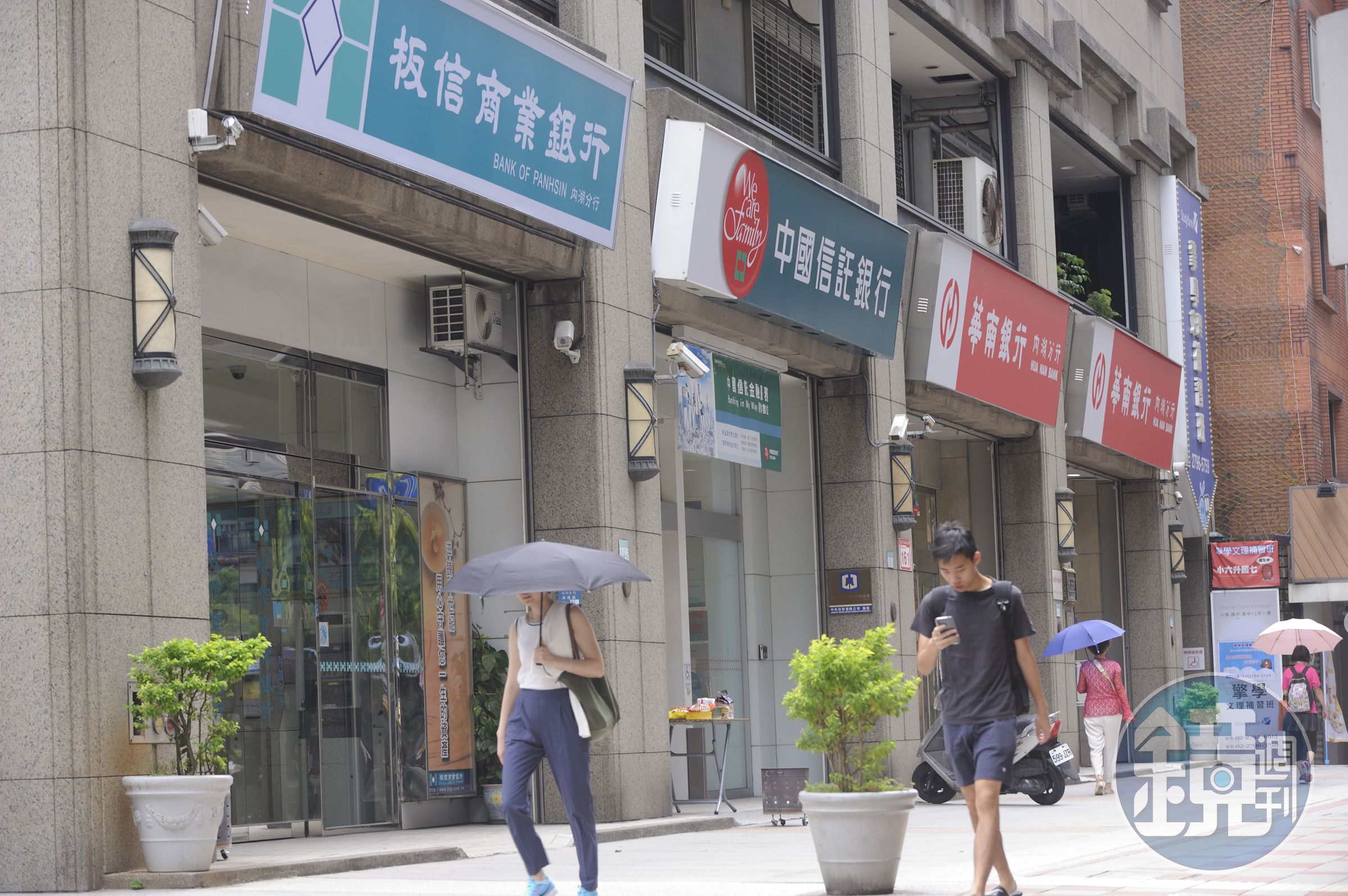 房貸水位嚴重不足,民眾向銀行申辦貸款時,有條件式的核貸是公開的祕密。(本刊資料照)