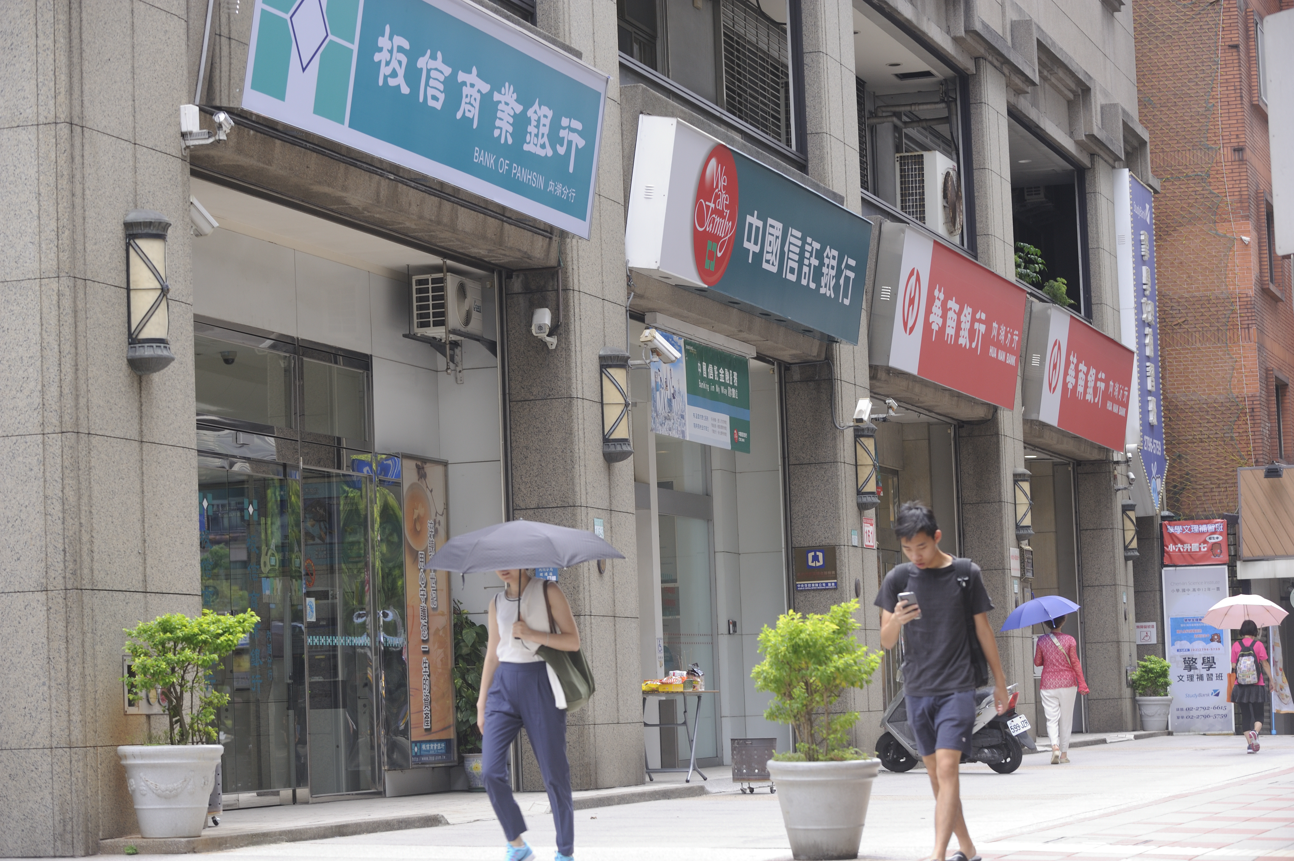 房貸水位嚴重不足，民眾向銀行申辦貸款時，有條件式的核貸是公開的祕密。（本刊資料照）