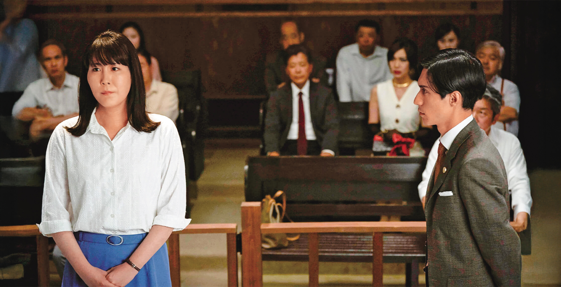 《藍色男孩事件》中素人演員中川未悠（左）飾演跨性別證人，受律師錦戶亮（右）委託出庭。（天馬行空提供）